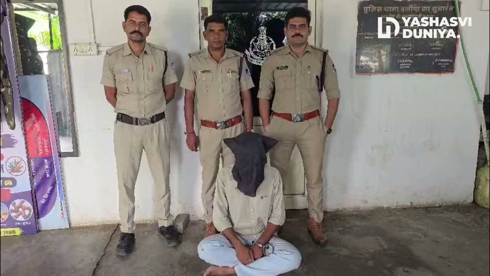 हाईवे किनारे खड़ा था युवक, पुलिस को देखकर भागा; 1 किलो अफीम के साथ गिरफ्तार
मंदसौर। दलौदा पुलिस ने मादक पदार्थों की तस्करी के खिलाफ कार्रवाई करते हुए 19 वर्षीय युवक को 1 किलो अवैध अफीम के साथ गिरफ्तार किया है। पुलिस के मुताबिक जब्त अफीम की कीमत करीब 2 लाख रुपये है।
19 सितंबर को पुलिस को मुखबिर से सूचना मिली थी कि एक युवक शर्ट के अंदर प्लास्टिक की थैली में अफीम छिपाकर दलौदा रेल क्षेत्र में हाईवे किनारे खड़ा है। सूचना पर पुलिस टीम मौके पर पहुंची तो संदिग्ध युवक पुलिस को देखकर भागने लगा। टीम ने घेराबंदी कर उसे पकड़ लिया।
तलाशी के दौरान युवक के कब्जे से 1 किलो अफीम बरामद हुई। आरोपी की पहचान मोहित पिता जगदीश प्रजापत उम्र 19 वर्ष, निवासी गांधीग्राम, थाना नाहरगढ़, हाल मुकाम पिपलियामंडी के रूप में हुई। पुलिस ने एनडीपीएस एक्ट के तहत मामला दर्ज कर आरोपी को गिरफ्तार कर लिया। उसके कब्जे से करीब 1.10 लाख रुपये कीमत का आईफोन भी जब्त किया गया है। पुलिस आरोपी से पूछताछ कर मादक पदार्थ की तस्करी से जुड़े अन्य तथ्यों का पता लगा रही है।