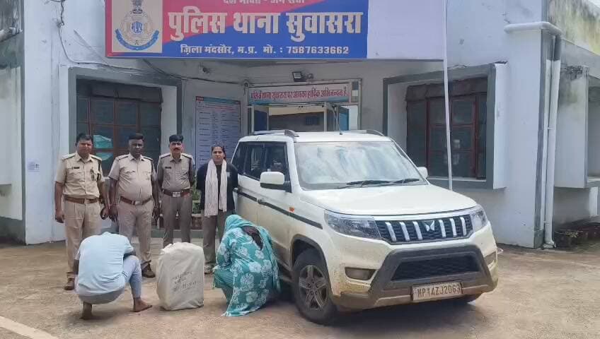 सुवासरा पुलिस ने पकड़ा डोडाचूरा तस्करी का मामला, 20 किलो मादक पदार्थ के साथ दो गिरफ्तार
सुवासरा पुलिस ने मादक पदार्थ तस्करी के खिलाफ कार्रवाई करते हुए 20 किलो डोडाचूरा बरामद कर दो आरोपियों को गिरफ्तार किया है। पुलिस के अनुसार 19 सितंबर को मुखबिर से सूचना मिली थी कि बोलेरो वाहन से डोडाचूरा ले जाया जा रहा है। सूचना पर पुलिस टीम ने तकतपुरा-अजयपुर के बीच आम रोड पर घेराबंदी कर बोलेरो क्रमांक एमपी14 जेडजे 2063 को रोका।
तलाशी के दौरान वाहन में रखे ट्रॉली बैग से 20 किलो डोडाचूरा बरामद हुआ। पुलिस ने शिवसिंह गुर्जर निवासी कान्हाहेड़ा तथा वैशाली उर्फ आरती चौहान निवासी सहारनपुर, उत्तर प्रदेश को गिरफ्तार किया।
पुलिस ने डोडाचूरा, बोलेरो वाहन और दो एंड्रॉयड मोबाइल सहित कुल करीब 14.48 लाख रुपये का मशरूका जब्त किया है। मामले में थाना सुवासरा में एनडीपीएस एक्ट की धारा 8/15 के तहत प्रकरण दर्ज किया गया है। दोनों आरोपियों को न्यायालय में पेश कर पुलिस रिमांड लिया गया है और तस्करी से जुड़े अन्य लोगों की जानकारी जुटाई जा रही है।