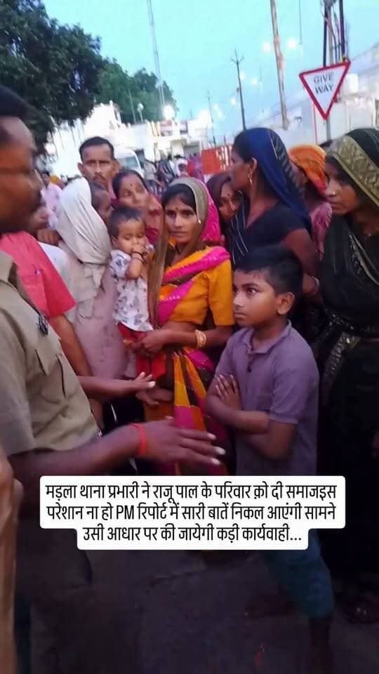 अगर पापा को मगरमच्छ ने खाया है तो सिर्फ हाथ-पैर ही क्यों?" - मासूम बेटे का सवाल, टीआई ने दिया
जवाब
छतरपुर की केन नदी के खाड़ खुरई में ग्रामीण बैंक कर्मी राजेश पाल (निवासी गंगवाहा) का शव संदिग्ध परिस्थितियों में मिलने के बाद परिजनों और ग्रामीणों में आक्रोश बना हुआ है।
इसी बीच मृतक के मासूम बेटे का मड़ला थाना प्रभारी से बातचीत का वीडियो सामने आया है। वीडियो में बच्चा भावुक होकर सवाल करता है कि अगर उसके पिता की मौत मगरमच्छ के हमले से हुई है तो केवल हाथ-पैर ही क्यों प्रभावित हुए?
बच्चे ने आगे पूछा- "5 दिन में सब खुल जाएगा न?" इस पर थाना प्रभारी ने उसे ढांढस बंधाते हुए कहा कि पोस्टमार्टम रिपोर्ट आने के बाद मामले की सच्चाई सामने आएगी।
अब पोस्टमार्टम रिपोर्ट और जांच के बाद ही मौत की वास्तविक वजह स्पष्ट हो सकेगी।
#ChhatarpurNews #RajeshPalCase #KenRiver #Bamitha #ViralVideo #Khajuraho Police #MPPolice