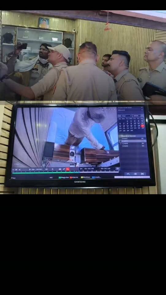 🚨 कुदरकोट बाजार में सर्राफा दुकान पर कथित टप्पेबाजी की घटना, जांच में जुटी पुलिस
औरैया जनपद के कुदरकोट मुख्य बाजार स्थित एक सर्राफा दुकान पर कथित टप्पेबाजी की घटना सामने आने से क्षेत्र में चर्चा का माहौल है।
प्राप्त जानकारी के अनुसार, एक युवक ग्राहक बनकर दुकान पर पहुंचा। आरोप है कि खरीदारी के दौरान उसने दुकानदार के भाई को बातचीत में उलझाया और इसी बीच दुकान से छह सोने की अंगूठियां लेकर चला गया। बताया जा रहा है कि युवक ने ₹1,790 देकर खरीदा गया सामान दुकान पर ही छोड़ दिया और वहां से निकल गया।
घटना की जानकारी तब हुई जब ग्राहक के जाने के बाद दुकान पर सामान व्यवस्थित किया जा रहा था। इसके बाद दुकान में लगे सीसीटीवी कैमरों की फुटेज देखी गई।
📹 पूरी घटना सीसीटीवी में रिकॉर्ड होने की बात कही जा रही है। पुलिस फुटेज के आधार पर मामले की जांच कर रही है।
➡️ औरैया पुलिस के अनुसार, इस प्रकरण में थाना कुदरकोट पर सुसंगत धाराओं में अभियोग पंजीकृत कर लिया गया �
