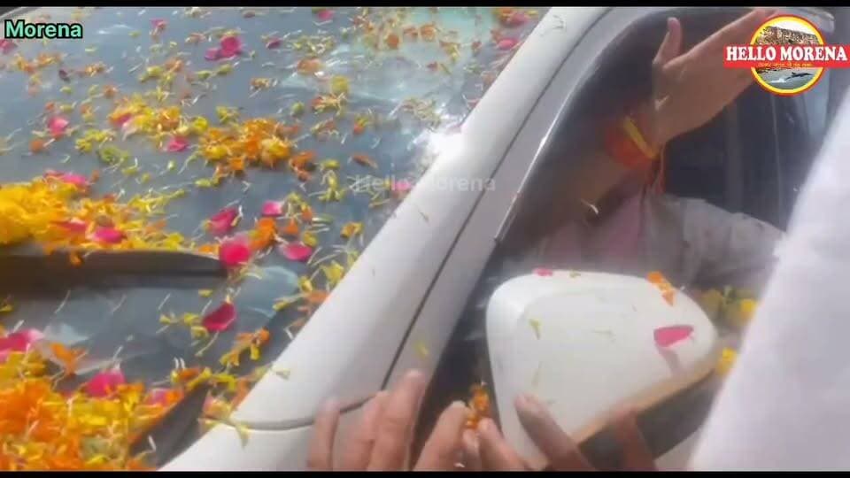 ग्रामीण का साफा देख, सिंधिया बोले- अगली बार मुरैना आऊं तो ऐसे ही साफा पहनाना मुझे👇
बता दें कि केंद्रीय मंत्री ज्योतिरादित्य सिंधिया रविवार को मुरैना के कोतवाल इंटेक वेल पर चंबल पेयजल प्रोजेक्ट का स्थल निरीक्षण करने आये। इस दौरान उनके समर्थकों ने जगह-जगह पर उनका स्वागत किया।