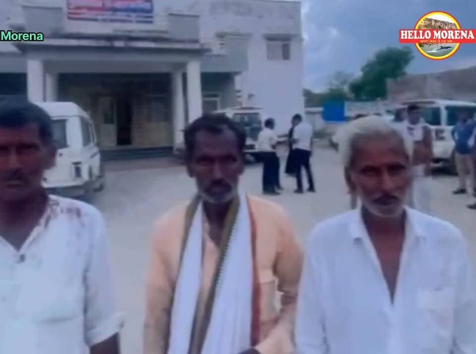 दूसरे की जमीन पर पटक रहे थे पत्थर, रोका तो कर दिया लाठियों से हमला, फायरिंग भी की👇
घटना मताबसैया थाना क्षेत्र के नाका गांव की है। बताया गया है कि भुजबल गुर्जर और उनका भाई करतार गुर्जर अपने तीसरे भाई के पहाड़ी स्थित घर पर बैठे थे। वहीं उनके भी प्लॉट्स हैं, जिनकी तार फेंसिंग भी उन्होंने करा रखी है। तभी कुछ लोग ट्रॉली में पत्थर लेकर आये और उन्हें भुजबल व करतार की जमीन पर अनलोड करने लगे, जब उन्हें रोकने की कोशिश की गई तो उन्होंने लाठियों से हमला बोल दिया और बंदूकों से फायरिंग की, जिससे भुजबल व करतार घायल हो गए। पुलिस ने इस सिलसिले में 5 लोगों के खिलाफ मामला दर्ज किया है।