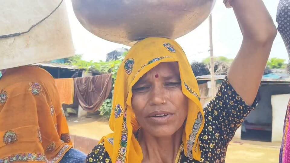 फुलवाड़ा में पेयजल संकट को लेकर ग्रामीणों का प्रदर्शन, सामाजिक कार्यकर्ता शुभम तिवाड़ी ने एईएन को सौंपा ज्ञापन
हिंडौन ग्राम पंचायत फुलवाड़ा में पेयजल समस्या को लेकर ग्रामीणों में आक्रोश है।आक्रोशित ग्रामीणों का रवि भारत दोपहर 3:00 बजे गुस्सा फूट पड़ा।परेशान ग्रामीणों ने जलदाय विभाग के खिलाफ विरोध प्रदर्शन किया है। समाज सेवी शुभम तिवारी ने बताया कि गांव में करीब 9 करोड़ रुपए की लागत से पेयजल टंकी का निर्माण हुए लगभग चार वर्ष बीत चुके हैं, लेकिन अब तक घरों के नलों में पेयजल सप्लाई शुरू नहीं हो सकी है। टंकी निर्माण के साथ पाइपलाइन बिछाए जाने के बावजूद घरों तक पानी नहीं पहुंचा।शुभम तिवाड़ी ने बताया कि पूर्व में भी जलदाय विभाग के सहायक अभियंता सुगर सिंह मीणा को ज्ञापन सौंपकर पूरे मामले से अवगत कराया। जिस पर जलदाय विभाग के सहायक अभियंता ने शीघृ ही समस्या समाधान का भरोसा दिलाया है।इस दौरान गुड्डी, भगवती, कश्मीरा, मछला, राजकुमारी, दयाराम, हेमराज, सुरेंद्र जाटव, शिवचरण जाटव, प्रवीण जाटव, ओपन जाटव, मुरारी, करण, साहबसिंह, सुरेश, हरलाल, शेरसिंह, बनिसिंह, धूप सिंह सहित बड़ी संख्या में ग्रामीण मौजूद रहे।