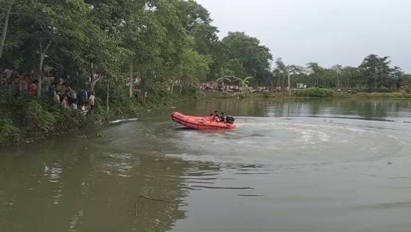 লাহৰীঘাটৰ কুশতলিত পুখুৰীত সমনীয়াৰ সৈতে গা ধুই থকাৰ অৱস্থাত এটি শিশু নিখোঁজ।সন্ধানহীন শিশুটি কুশতলি গাঁৱৰ ৰাকেশ বৰদলৈৰ পূত্ৰ অভিনৱ বৰদলৈ (১৩)।সন্ধানহীন শিশুটিক বিচাৰি এছ ডি আৰ এফ বাহিনীৰ অভিযান অব্যাহত।