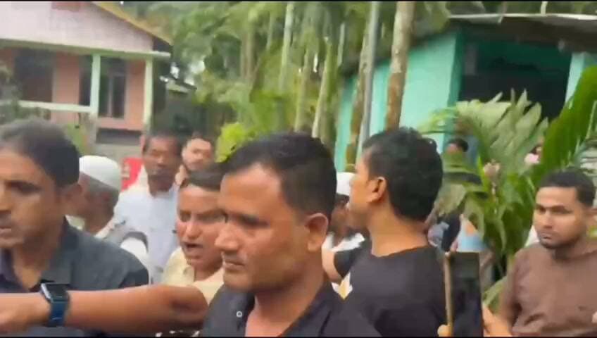 ভূৰাগাঁৱৰ বালিডোঙাত উত্তপ্ত পৰিস্থিতি। বিধায়ক ডাঃ আছিফ নাজাৰক পহুখেদা দিলে স্থানীয় ৰাইজে!