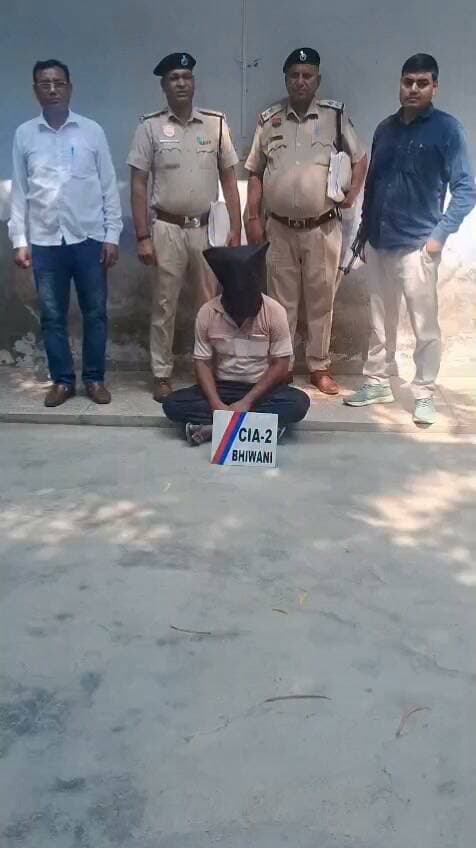सीआईए स्टाफ-2 भिवानी ने रात के समय आपराधिक वारदात को अंजाम देने के लिए हथियारों सहित घर में घुसने के मामले में आरोपी को किया गिरफ्तार
पुलिस अधीक्षक भिवानी श्री मयंक मिश्रा, आईपीएस द्वारा जिले में संगीन अपराधों की वारदातों में शामिल आरोपियों को जल्द से जल्द गिरफ्तार कर उनके विरुद्ध प्रभावी कानूनी कार्रवाई अमल में लाने के निर्देश दिए गए हैं। इन्हीं निर्देशों के तहत कार्रवाई करते हुए सीआईए स्टाफ-2 भिवानी ने आपराधिक वारदात को अंजाम देने के लिए हथियारों सहित घर में घुसने के मामले में सातवें आरोपी को गिरफ्तार करने में सफलता हासिल की है।
शिकायतकर्ता रमेश कुमार निवासी ढाणी माहू ने शिकायत में बताया कि वह खेती-बाड़ी का कार्य करता है। दिनांक 28.02.2026 को रात करीब 10 बजे खाना खाने के बाद वह अपने मकान में सो गया था। रात करीब 2:30 बजे उसे कुछ आवाजें सुनाई दीं। उठकर देखा तो उसके मकान में चार लड़के घुसे हुए थे, जिनमें से एक लड़के के हाथ में देसी पिस्तौल थी। आरोपी ने पिस्तौल उसकी छाती पर लगा दी तथा धक्का देने पर पिस्तौल चारपाई पर गिर गई।
शोर मचाने पर उसके लड़के राहुल व रोहित तथा पत्नी दर्शना मौके पर आ गए। उन्होंने एक युवक को पकड़ लिया, जबकि तीन आरोपी मौके से फरार हो गए। पकड़े गए युवक ने अपना नाम दीपक पुत्र समुद्र निवासी भागवी बताया। शिकायतकर्ता ने आरोप लगाया कि दीपक व उसके साथियों ने देसी पिस्तौल से हमला कर चोटें मारी तथा अन्य अपराध करने की नीयत से उनके घर में प्रवेश किया। इस संबंध में थाना तोशाम में अभियोग दर्ज किया गया।
दिनांक 19.09.2026 को अभियोग में प्रभावी कार्रवाई करते हुए सीआईए स्टाफ-2 भिवानी के उप निरीक्षक सुशील कुमार ने इस मामले में सातवें आरोपी को गिरफ्तार करने में सफलता हासिल की है।
✍️ *गिरफ्तार किए गए आरोपी की पहचान जसबिदर उर्फ भोलू पुत्र जसबीर सिंह, निवासी भागवी, जिला चरखी दादरी के रूप में हुई है।*
पुलिस पूछताछ में सामने आया कि आरोपी जसबिदर वारदात वाले दिन आरोपियों के साथ मौजूद था तथा गाड़ी चला रहा था। आरोपी मजदूरी का कार्य करता है।
इस अभियोग में पुलिस द्वारा पहले ही छः आरोपियों को गिरफ्तार किया जा चुका है।गिरफ्तार आरोपी जसबिंदर को आज माननीय न्यायालय में पेश किया गया, जहां माननीय न्यायालय ने आरोपी को जिला कारागार भेजने के आदेश दिए हैं।
पुलिस प्रवक्ता, भिवानी।।