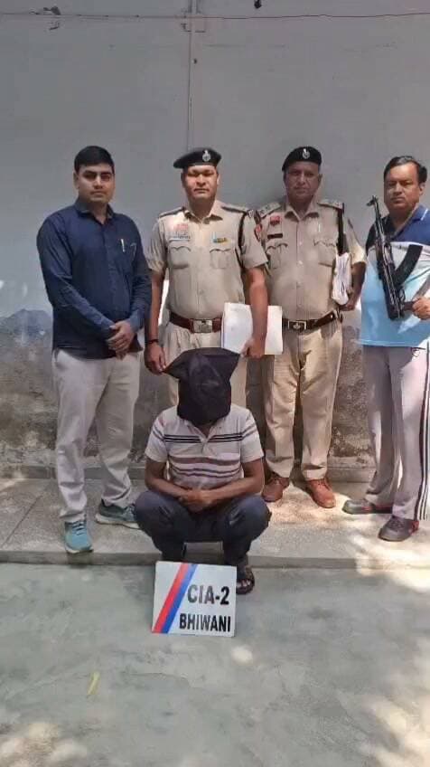 सीआईए स्टाफ-2 भिवानी ने जिले में अफीम बरामदगी के मामले में एक सप्लायर को किया गिरफ्तार
*पुलिस टीम ने आरोपी को माननीय न्यायालय में पेश कर 04 दिन के पुलिस रिमांड पर हासिल किया।*
पुलिस अधीक्षक भिवानी श्री मयंक मिश्रा, आईपीएस द्वारा जिला पुलिस को जिले में मादक पदार्थों के नेटवर्क पर अंकुश लगाने तथा मादक पदार्थों की बिक्री एवं सप्लाई में शामिल आरोपियों को गिरफ्तार कर उनके विरुद्ध प्रभावी कानूनी कार्रवाई अमल में लाने के निर्देश दिए गए हैं। इन्हीं निर्देशों के तहत कार्रवाई करते हुए सीआईए स्टाफ-2 भिवानी की टीम ने अफीम बरामदगी के मामले में एक सप्लायर को गिरफ्तार करने में सफलता हासिल की है।
दिनांक 15.09.2026 को सीआईए स्टाफ-2 भिवानी की टीम ने चारा मंडी, भिवानी से दो आरोपियों मनोज पुत्र राजेंद्र, निवासी तिगड़ाना तथा ओमबीर पुत्र राजेंद्र, निवासी धनाना, जिला भिवानी को मादक पदार्थ अफीम सहित गिरफ्तार किया था। पुलिस टीम ने आरोपियों की गाड़ी को कब्जे में लेकर उनके कब्जे से 639 ग्राम अफीम बरामद की थी।
इस संबंध में गिरफ्तार आरोपियों के विरुद्ध थाना शहर भिवानी में एनडीपीएस एक्ट के तहत अभियोग दर्ज कर कानूनी प्रक्रिया अमल में लाई गई थी।
मामले में गिरफ्तार आरोपियों से पूछताछ के दौरान उन्होंने पुलिस को बताया कि उक्त अफीम उन्होंने सत्य प्रकाश से खरीदकर लाए थे। आरोपियों से मिली जानकारी के आधार पर मामले में आगामी कार्रवाई करते हुए दिनांक 19.09. 2026 को सीआईए स्टाफ-2 भिवानी के एएसआई कृष्ण कुमार की टीम ने अफीम सप्लाई करने के मामले में *आरोपी सत्य प्रकाश पुत्र राजबीर, निवासी बनियानी, जिला रोहतक* को बस अड्डा कानहोर, जिला रोहतक से गिरफ्तार किया गया था।
पुलिस टीम द्वारा आरोपी को माननीय न्यायालय में पेश कर 04 दिन के पुलिस रिमांड पर हासिल किया गया है। प्रारंभिक पूछताछ में आरोपी ने बताया कि उसने आरोपी मनोज एवं ओमबीर को ₹ 1,00,000 में अफीम सप्लाई की थी।
पुलिस रिमांड के दौरान आरोपी से मादक पदार्थ की खरीद-बिक्री, सप्लाई नेटवर्क तथा इस नेटवर्क से जुड़े अन्य व्यक्तियों के संबंध में गहनता से पूछताछ की जाएगी। मामले में आगामी जांच एवं कार्रवाई जारी है।
पुलिस प्रवक्ता, भिवानी।।
