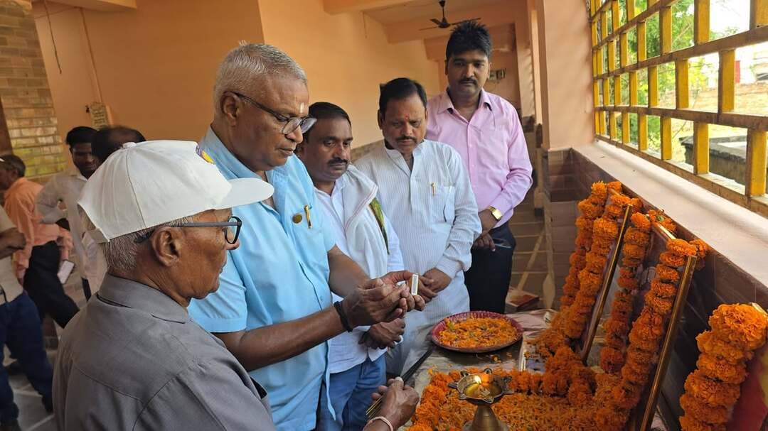 संत बाबा गणीनाथ पूजनोत्सव में उमड़ा समाज का उत्साह, जगत जायसवाल समेत अतिथियों का हुआ सम्मान
संतकबीरनगर। खलीलाबाद के समय माता मंदिर परिसर में अखिल भारतीय मद्धेशिया वैश्य सभा, जनपद संतकबीरनगर के तत्वावधान में संत बाबा गणीनाथ पूजनोत्सव समारोह श्रद्धा और उत्साह के साथ आयोजित किया गया। कार्यक्रम में बड़ी संख्या में समाज के लोग शामिल हुए और संत बाबा गणीनाथ को श्रद्धासुमन अर्पित करते हुए उनके आदर्शों एवं सामाजिक एकता के संदेश को आगे बढ़ाने का संकल्प लिया।
समारोह के दौरान नगर पालिका अध्यक्ष जगत जायसवाल का फूल-माला और अंगवस्त्र पहनाकर स्वागत एवं सम्मान किया गया। अखिल भारतीय मद्धेशिया वैश्य सभा के प्रदेश अध्यक्ष अश्वनी गुप्ता सहित अन्य अतिथियों ने उनका अभिनंदन किया। इसके अलावा समाज के वरिष्ठ एवं सम्मानित लोगों का भी स्वागत किया गया।
नगर पालिका अध्यक्ष जगत जायसवाल ने समाज के लोगों से आपसी भाईचारा बनाए रखते हुए एकजुट होकर आगे बढ़ने की अपील की। उन्होंने समाज की परंपराओं और सामाजिक योगदान का उल्लेख करते हुए कहा कि एकता और सहयोग से समाज को और मजबूत बनाया जा सकता है।
कार्यक्रम में वक्ताओं ने शिक्षा, सामाजिक सहयोग और युवाओं की भागीदारी पर जोर दिया। साथ ही संत बाबा गणीनाथ के बताए मार्ग पर चलकर समाजहित में कार्य करने का आह्वान किया। समारोह का माहौल श्रद्धा, सम्मान और सामाजिक एकता से सराबोर रहा।