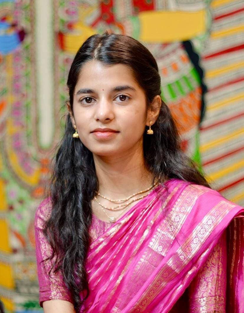 चुनावी हलफनामे के अनुसार भाजपा विधायक मैथिली ठाकुर के पास मात्र 1 लाख 80 हजार रुपए कैश हैं।
और गाड़ियों की बात करें तो उनके पास मात्र एक Honda Activa है।
लेकिन हाल ही में Maithili Thakur गणपति के मौके पर मुकेश अंबानी के घर 3 करोड़ रुपए की कार Rolls Royce से गईं थीं।
उन्हें विधायक बने हुए अभी 1 साल भी नहीं हुए और Activa से सीधे Rolls Royce पर आ गईं।
इस देश में नेतागिरी ही एक मात्र ऐसा प्रोफेशन है जिसमें अथाह पैसा है और मैथिली ठाकुर जैसे लोग इस बात की उदाहरण हैं।