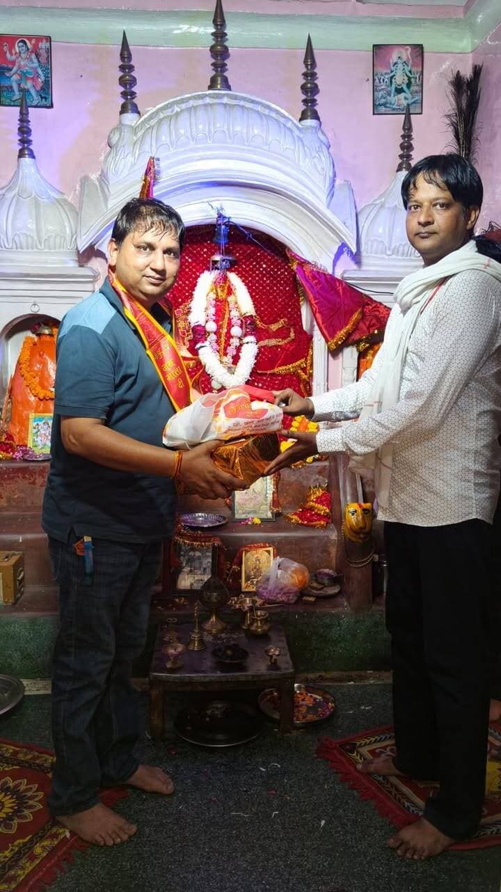 निःशुल्क स्वास्थ्य एवं नेत्र जांच शिविर के ऑनलाइन पंजीकरण का आज अंतिम दिन
रेवाड़ी। श्री नगरकोट (कांगड़ा) वाली माता मंदिर समिति, गुर्जरवाड़ा, रेवाड़ी की ओर से 23 सितंबर 2026, बुधवार को मंदिर परिसर में प्रथम निःशुल्क स्वास्थ्य जांच एवं नेत्र जांच शिविर का आयोजन किया जाएगा। शिविर का आयोजन सुबह 10 बजे से शाम 5 बजे तक किया जाएगा ओर इसका शुभारंभ नगर पार्षद रचना राव द्वारा किया जाएगा। शहर के सम्राट हॉस्पिटल की टीम सभी प्रकार की स्वास्थ्य जांचे करेंगी और सेंटर फॉर साइट आंखों के अस्पताल की टीम द्वारा दृष्टि परीक्षण, रेटिना की जांच, मोतियाबिंद की जांच, चश्मे के नंबर इत्यादि की जांच एवं परामर्श दिया जाएगा।
समिति की ओर से सचिव ललित अग्रवाल ने बताया कि शिविर के लिए ऑनलाइन रजिस्ट्रेशन का आज, 21 सितंबर, अंतिम दिन है। इच्छुक व्यक्ति गूगल फॉर्म्स पर जाकर ऑनलाइन पंजीकरण करवा सकते हैं। ऑनलाइन पंजीकरण से वंचित रहने वाले लोगों के लिए 23 सितंबर को शिविर स्थल पर मौके पर भी रजिस्ट्रेशन की सुविधा उपलब्ध रहेगी। इसलिए इच्छुक व्यक्ति बिना ऑनलाइन पंजीकरण के भी शिविर के दिन मंदिर परिसर में पहुंचकर अपना पंजीकरण करवा सकते हैं।
शिविर में ब्लड प्रेशर, शुगर, हीमोग्लोबिन सहित प्राथमिक स्वास्थ्य जांच एवं चिकित्सकीय परामर्श की सुविधा उपलब्ध रहेगी। इसके साथ ही नेत्र शिविर में दृष्टि जांच एवं परामर्श दिया जाएगा।
समिति ने आसपास के क्षेत्र के लोगों से अपील की है कि वे इस निःशुल्क स्वास्थ्य एवं नेत्र जांच शिविर का लाभ उठाएं तथा अपने परिवार के जरूरतमंद सदस्यों को भी शिविर में लेकर आएं और माता रानी के दर्शन करें एवं उनका आशीर्वाद प्राप्त करें।
आयोजक:
श्री नगरकोट (कांगड़ा) वाली माता मंदिर समिति
गुर्जरवाड़ा, रेवाड़ी (हरियाणा)
दिनांक: 23 सितंबर 2026, बुधवार
समय: सुबह 10:00 बजे से शाम 5:00 बजे तक
स्थान: श्री नगरकोट (कांगड़ा) वाली माता मंदिर, गुर्जरवाड़ा, रेवाड़ी