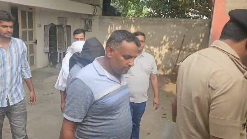 पानीपत पुलिस
20 सितंबर 2026
*नशा तस्करी पर पानीपत पुलिस की बड़ी कार्रवाई, नेपाली नागरिक समेत दो तस्कर गिरफ्तार*
*समालखा बस अड्डे के बाहर ग्राहक की तलाश में खड़े थे दोनों आरोपी, पुलिस को देखकर भागने का किया प्रयास*
*दोनों के कब्जे से 1 किलो 136 ग्राम चरस बरामद, दिल्ली से समालखा में बेचने की फिराक में आए थे*
पानीपत, 20 सितंबर () पानीपत पुलिस ने नशा तस्करी पर शिकंजा कसते हुए बड़ी कार्रवाई की है। एंटी नारकोटिक्स सेल की टीम ने गुप्त सूचना पर कार्रवाई करते हुए नेपाली नागरिक समेत दो नशा तस्करों को गिरफ्तार कर उनके कब्जे से 1 किलो 136 ग्राम चरस बरामद की है। दोनों आरोपी समालखा बस अड्डे के बाहर सड़क किनारे चरस लेकर ग्राहक की तलाश में खड़े थे। पुलिस टीम को देखकर दोनों ने मौके से भागने का प्रयास किया। पुलिस ने तत्परता से कार्रवाई कर दोनों को मौके पर ही दबोच लिया।
एंटी नारकोटिक्स सेल इंचार्ज सब इंस्पेक्टर सुभाष ने बताया कि शनिवार देर शाम एंटी नारकोटिक्स सेल की टीम में तैनात एएआई संदीप, एचसी अशोक, सिपाही हन्नी व चालक ईएचसी सत्यवान सरकारी गाड़ी में गश्त के दौरान समालखा में फ्लाईओवर पुल के नीचे मौजूद थे। इसी दौरान टीम को गुप्त सूचना मिली कि समालखा बस अड्डे के बाहर सड़क किनारे दो युवक मादक पदार्थ लेकर बेचने की फिराक में खड़े हैं।
सूचना मिलते ही पुलिस टीम ने त्वरित कार्रवाई करते हुए मौके पर दबिश दी। बस अड्डे के बाहर खड़े दोनों युवकों ने पुलिस टीम को अपनी ओर आता देख भागने का प्रयास किया। पुलिस टीम ने तत्परता दिखाते हुए दोनों को मौके पर ही काबू कर लिया। पूछताछ में आरोपियों की पहचान दीपक बहादुर पुत्र मन बहादुर निवासी कसोल मणिकरण कुल्लू हिमाचल प्रदेश तथा रामकुमार घर्ती पुत्र ओम बहादुर निवासी निसी वागलूड नेपाल के रूप में हुई।
पुलिस टीम ने नियमानुसार दोनों आरोपियों की तलाशी ली। तलाशी के दौरान रामकुमार घर्ती के लोअर की जेब से तथा दीपक बहादुर की जींस की जेब से पॉलीथिन में पेक चरस बरामद हुई। वजन करने पर आरोपी रामकुमार घर्ती से बरामद चरस का वजन 571 ग्राम व आरोपी दीपक बहादुर से बरामद चरस का वजन 565 ग्राम पाया गया।
*आरोपियों ने दिल्ली से खरीदी थी 2 किलो चरस;*
एंटी नारकोटिक्स सेल इंचार्ज सब इंस्पेक्टर सुभाष ने बताया कि प्रारंभिक पूछताछ में दोनों आरोपियों ने पुलिस को बताया कि वे शनिवार को दिल्ली से समालखा व आसपास के क्षेत्र में चरस बेचने के लिए आए थे। पूछताछ में सामने आया कि आरोपी रामकुमार घर्ती करीब एक साल से दिल्ली में रह रहा था, जबकि दीपक बहादुर करीब पांच महीने से दिल्ली में रह रहा था। दोनों की करीब चार महीने पहले एक-दूसरे से जान-पहचान हुई थी।
दोस्ती होनें पर दोनों ने शॉर्टकट तरीके से मोटे पैसे कमाने के लिए नशा तस्करी की साजिश रची। प्रारंभिक पूछताछ में दोनों आरोपियों ने बताया कि तीन चार दिन पहले उन्होंने दिल्ली निवासी एक युवक से 2 किलो चरस सस्ते दाम पर खरीदी थी। इसमें से कुछ चरस उन्होंने दिल्ली में राह चलते अज्ञात नशा करने वालों को बेच दी। बची हुई चरस को लेकर वे शनिवार को दिल्ली से समालखा व आसपास के क्षेत्र में बेचने के लिए ग्राहक की तलाश में आए थे।
*रिमांड के दौरान होगी गहन पूछताछ, सप्लायर की धरपकड़ के प्रयास तेज;*
पुलिस ने दोनों आरोपियों के खिलाफ थाना समालखा में एनडीपीएस एक्ट के तहत अभियोग दर्ज कर रविवार को उन्हें माननीय न्यायालय में पेश किया, जहां से दोनों को 8 दिन के पुलिस रिमांड पर लिया गया। रिमांड के दौरान आरोपियों से नशे की खेप के स्रोत और सप्लाई नेटवर्क के संबंध में पूछताछ की जाएगी। पुलिस यह पता लगाने का प्रयास करेगी कि आरोपी चरस की खेप दिल्ली में किस व्यक्ति से लेकर आए थे। साथ ही, नशा तस्करी से जुड़े अन्य लोगों की जानकारी जुटाकर उन्हें काबू करने के प्रयास किए जाएंगे।
*सप्लायर से लेकर पूरे नेटवर्क तक होगी सख्त कार्रवाई;*
जिला पानीपत में नशा तस्करी को किसी भी स्तर पर बर्दाश्त नहीं किया जाएगा। पानीपत पुलिस का फोकस केवल नशे की खेप के साथ आरोपियों को गिरफ्तार करने तक सीमित नहीं है, बल्कि नशे की सप्लाई चेन को तोड़ने और नशे के कारोबार की पूरी कड़ी तक पहुंचकर उनके खिलाफ सख्त कानूनी कार्रवाई करने पर है। नशे का अवैध कारोबार करने वाले किसी भी व्यक्ति को बख्शा नहीं जाएगा।
*आमजन से अपील;*
पानीपत पुलिस की आमजन से भी अपील है कि नशे की तस्करी या बिक्री से संबंधित कोई भी जानकारी पुलिस को दें, ताकि समय रहते कार्रवाई कर नशे की सप्लाई पर प्रभावी रोक लगाई जा सके और युवाओं को नशे के दुष्प्रभाव से बचाया जा सके।