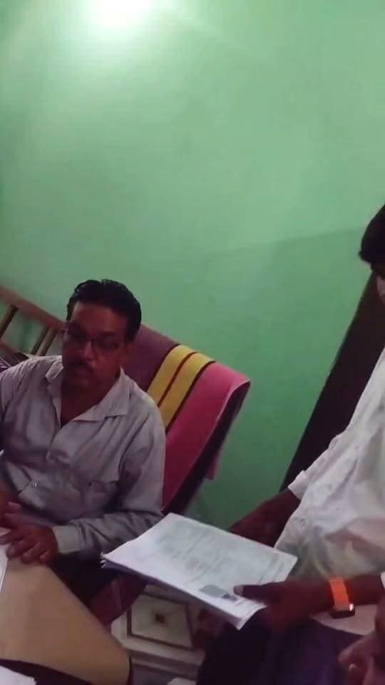 तुलसी स्मारक इंटर कॉलेज में वसूली का मामला
छात्रवृत्ति वेरिफिकेशन के नाम पर ₹100 लेने का आरोप
अभिभावकों का स्कूल प्रशासन पर कथित वसूली का आरोप
वेरिफिकेशन के नाम पर प्रत्येक छात्र से मांगे जा रहे ₹100
स्कूल में खुलेआम हो रही वसूली का वीडियो हुआ वायरल
वायरल वीडियो में नीचे से ऊपर तक पैसा देने की बात
खुलेआम वसूली को लेकर विद्यालय प्रबंधन खामोश
प्रशासनिक प्रबंधक ने जाँच और कार्यवाई का दिया भरोसा
परसपुर के तुलसी स्मारक इंटर कॉलेज का मामला