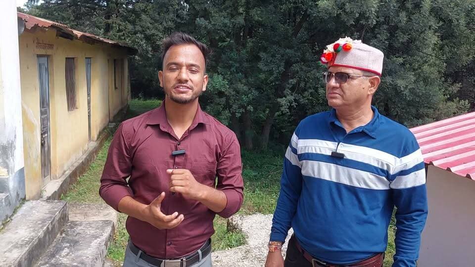 🎤 दशज्युला महोत्सव के द्वितीय दिवस पर खास बातचीत
लोक संस्कृति और पहाड़ की लोकधुनों को अपनी आवाज से पहचान दिलाने वाले लोक गायक मुकेश हटवाल जी के साथ दशज्युला महोत्सव के दूसरे दिन हुई खास सीधी बात
महोत्सव, लोक संस्कृति, संगीत और पहाड़ की परंपराओं को लेकर हुई खास बातचीत में जानिए मुकेश हटवाल जी की जुबानी कई खास बातें। ❤️🎶
📍 दशज्युला महोत्सव
🎙️ सीधी बात | लोक गायक मुकेश हटवाल
#दशज्युलामहोत्सव #मुकेशहटवाल #लोकगायक #उत्तराखंड #लोकसंस्कृति #पहाड़कीसंस्कृति #सीधीबात #UttarakhandCulture