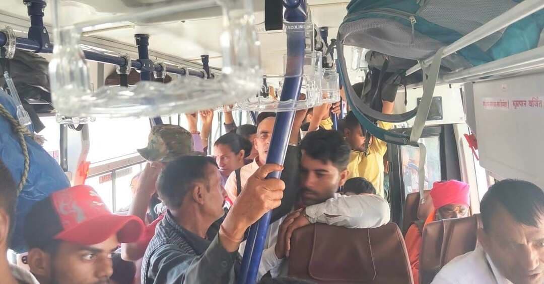 चम्बा लंगेरा रूट पर सरकार की नई इलेक्ट्रिकल दौड़ी। जो सावरियां से खच्चा खच है।