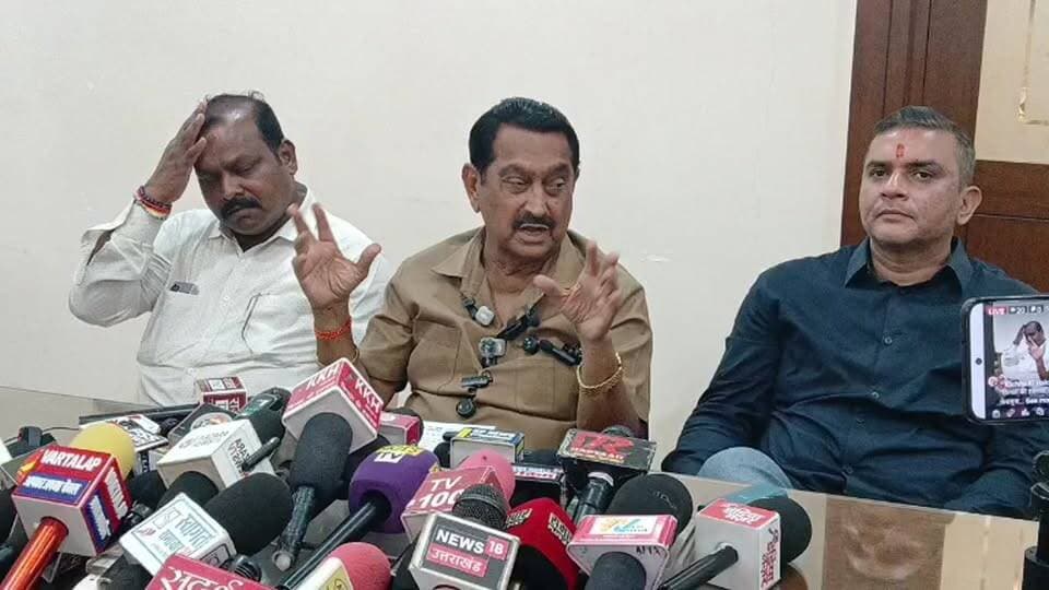 #किच्छा_पालिका_चुनाव। #प्रचार_थमा। कांग्रेस का हमला।
#पूर्व कैबिनेट #मंत्री क्षेत्रीय #विधायक तिलक राज #बेहड की प्रेस कॉन्फ्रेंस।