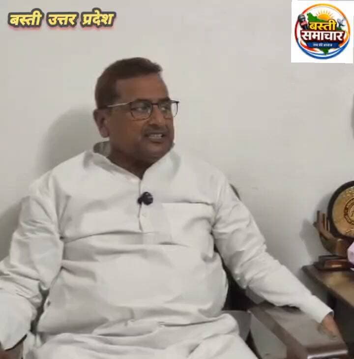 सड़क निर्माण से रुधौली के विकास को नई रफ्तार देने में जुटे विधायक राजेंद्र चौधरी
कई नई सड़कों का कराया निर्माण, अनेक मार्ग प्रस्तावित; बोले- रुधौली विधानसभा को आदर्श विधानसभा बनाना मेरा संकल्प
बस्ती। रुधौली विधानसभा क्षेत्र में सड़क निर्माण एवं बुनियादी सुविधाओं के विकास को लेकर विधायक राजेंद्र प्रसाद चौधरी ने अपने कार्यकाल में कराए गए कार्यों की जानकारी दी। उन्होंने बताया कि क्षेत्र में आवागमन को सुगम बनाने और ग्रामीण इलाकों को बेहतर सड़क संपर्क उपलब्ध कराने के उद्देश्य से कई नई सड़कों का निर्माण कराया गया है। इसके साथ ही अनेक सड़कें प्रस्तावित हैं, जिनके निर्माण की दिशा में आगामी समय में कार्य किए जाने की योजना है।
विधायक राजेंद्र प्रसाद चौधरी ने कहा कि सड़कें किसी भी क्षेत्र के विकास की महत्वपूर्ण आधारशिला होती हैं। बेहतर सड़क संपर्क से न केवल लोगों का आवागमन आसान होता है, बल्कि शिक्षा, स्वास्थ्य, व्यापार और रोजगार जैसी सुविधाओं तक पहुंच भी सुगम बनती है। इसी सोच के साथ रुधौली विधानसभा क्षेत्र में सड़क निर्माण और विकास कार्यों को प्राथमिकता दी जा रही है।
उन्होंने कहा कि अपने कार्यकाल के दौरान क्षेत्र की जरूरतों को ध्यान में रखते हुए कई नई सड़कों का निर्माण कराया गया है। वहीं, जिन स्थानों पर अभी सड़क निर्माण की आवश्यकता है, वहां के मार्गों को प्रस्तावित किया गया है। आने वाले समय में इन सड़कों के निर्माण से क्षेत्र के लोगों को आवागमन में और अधिक सुविधा मिलने की उम्मीद है।
विधायक ने अपने विकास के दृष्टिकोण को स्पष्ट करते हुए कहा कि उनका उद्देश्य केवल सड़कों का निर्माण कराना ही नहीं, बल्कि रुधौली विधानसभा क्षेत्र को विकास के हर क्षेत्र में आगे बढ़ाना है। उन्होंने कहा, "मेरा संकल्प है कि रुधौली विधानसभा को एक आदर्श विधानसभा बनाया जाए। इसके लिए क्षेत्र की मूलभूत समस्याओं का समाधान और जनसुविधाओं का विस्तार मेरी प्राथमिकता है।"
उन्होंने भरोसा जताया कि विकास कार्यों को निरंतर आगे बढ़ाते हुए रुधौली विधानसभा क्षेत्र को बेहतर बुनियादी सुविधाओं से जोड़ने का प्रयास जारी रहेगा।