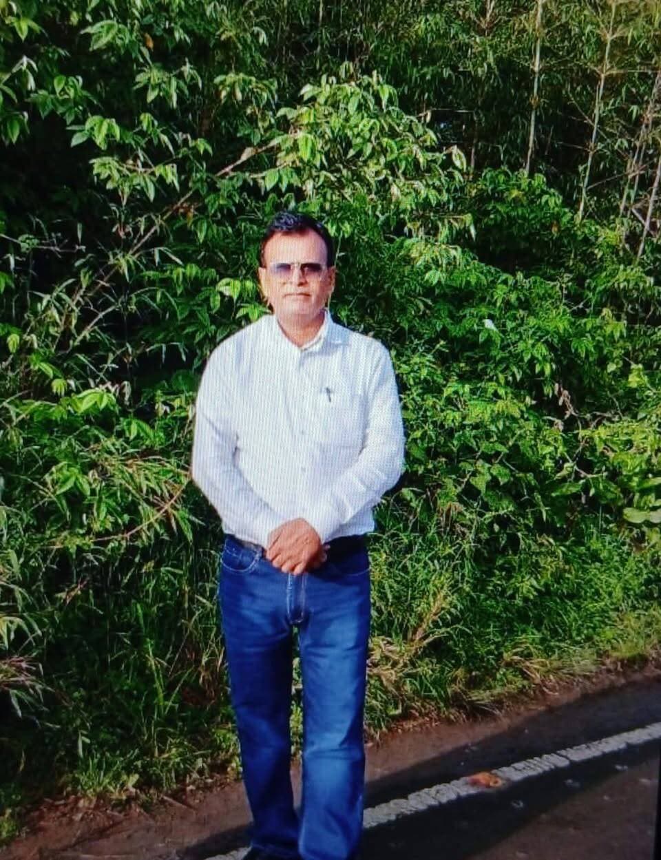 छात्रों से अवैध वसूली के आरोप में गणेश नगर मनिका प्रभारी प्रधानाध्यापक निलंबित, DEO ने किया कार्रवाई
औरंगाबाद। जिला शिक्षा पदाधिकारी, औरंगाबाद ने मदनपुर प्रखंड के पीएम श्री उच्च माध्यमिक विद्यालय गणेश नगर मणिका के प्रभारी प्रधानाध्यापक पर बड़ी कार्रवाई की है।
जिला शिक्षा पदाधिकारी के कार्यालय आदेश ज्ञापांक 2172, दिनांक 19/09/2026 के अनुसार प्रभारी प्रधानाध्यापक श्री विजय कुमार सिंह (विशिष्ट शिक्षक) को तत्काल प्रभाव से निलंबित कर दिया गया है।
बताया गया है कि प्रखण्ड शिक्षा पदाधिकारी, मदनपुर के पत्रांक 697 दिनांक 16.09.2026 द्वारा श्री सिंह के विरुद्ध कक्षा 9 से 12 के छात्र-छात्राओं से पंजीयन एवं आवेदन शुल्क के नाम पर सरकार द्वारा निर्धारित राशि क्रमशः 1500, 3000 एवं 6000 रुपये से अधिक राशि वसूले जाने का आरोप लगाया गया था। इस संबंध में जिला शिक्षा पदाधिकारी के पत्रांक 2085 दिनांक 14.09.2026 द्वारा उनसे स्पष्टीकरण की मांग की गई थी, लेकिन उनके द्वारा कोई स्पष्टीकरण प्रस्तुत नहीं किया गया।स्पष्टीकरण अप्राप्त रहने के कारण आरोप प्रथम दृष्टया प्रमाणित मानते हुए उन्हें तत्काल प्रभाव से निलंबित करते हुए विभागीय कार्रवाई के अधीन किया गया है।
जांच टीम गठित, मुख्यालय BRC मदनपुर
जांच हेतु संचालन पदाधिकारी के रूप में कार्यक्रम पदाधिकारी श्री अमृतेश आर्यन, औरंगाबाद एवं उपस्थापन पदाधिकारी के रूप में प्रखण्ड शिक्षा पदाधिकारी, मदनपुर को प्राधिकृत किया गया है।निलंबन अवधि में उनका मुख्यालय प्रखण्ड संसाधन केन्द्र (BRC), मदनपुर निर्धारित किया गया है।