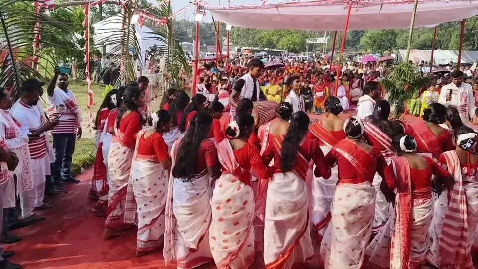 🌿🔥 हजारीबाग में करमा पूर्व संध्या महोत्सव का भव्य आयोजन LIVE 🔥🌿
आदिवासी संस्कृति, परंपरा और लोकगीत-संगीत से सजे करमा पूर्व संध्या महोत्सव की शानदार झलकियां देखिए Ugta Jharkhand के साथ। 🙏🌿
📺 कार्यक्रम का सीधा प्रसारण LIVE
#KarmaMahotsav #KarmaParv #KarmaFestival #Hazaribagh #Jharkhand #AdivasiCulture #AdivasiTradition #Live #FacebookLive #UgtaJharkhand #HazaribaghLive #JharkhandNews