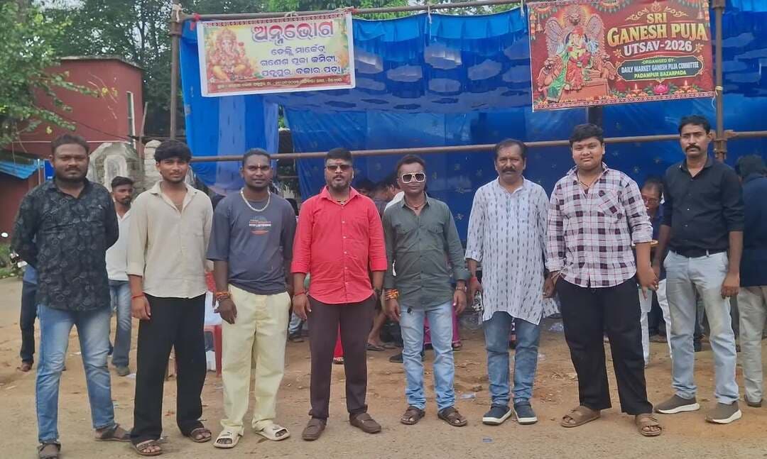 ଡେଲି ମାର୍କେଟ ଗଣେଶ ପୂଜା କମିଟି ପଦ୍ମପୁର ପକ୍ଷରୁ #ଅନ୍ନଭୋଗ_ବଣ୍ଟନ
ପଦ୍ମପୁର ୧୯/୯ : ପବିତ୍ର ଗଣେଶ ପୂଜା ଅବସରରେ ପଦ୍ମପୁର ଡେଲି ମାର୍କେଟ ଗଣେଶ ପୂଜା କମିଟି ପକ୍ଷରୁ ଅର୍ଣ୍ଣଭୋଗ ବଣ୍ଟନ କାର୍ଯ୍ୟକ୍ରମ ଆୟୋଜିତ ହୋଇଯାଇଛି। କମିଟିର ଅଧ୍ୟକ୍ଷ ରାଜେଶ ଗୁର୍ଲାଙ୍କ ଅଧ୍ୟକ୍ଷତାରେ ଏହି ଅର୍ଣ୍ଣଭୋଗ କାର୍ଯ୍ୟକ୍ରମ ଅନୁଷ୍ଠିତ ହୋଇଥିଲା।
ଅର୍ଣ୍ଣଭୋଗ ବଣ୍ଟନ କାର୍ଯ୍ୟକ୍ରମକୁ ନାଟ୍ୟକାର କେଶରଞ୍ଜନ ପ୍ରଧାନ, ନାଟ୍ୟକାର ଅଶୋକ ବହିଦାର ଓ ନାଟ୍ୟକାର ରାଜେନ୍ଦ୍ର ମହାନ୍ତି ଉଦ୍ଘାଟନ କରିଥିଲେ। ପରେ ପଦ୍ମପୁର ସହର ଓ ଆଖପାଖ ଅଞ୍ଚଳର ବହୁ ସଂଖ୍ୟକ ଜନସାଧାରଣ ଯୋଗଦେଇ ଅର୍ଣ୍ଣଭୋଗ ସେବନ କରିଥିଲେ।
କାର୍ଯ୍ୟକ୍ରମରେ ଗଣେଶ ପୂଜା କମିଟିର ସଭାପତି ହରେଶ ଡୁଙ୍ଗୁରି, ଉପସଭାପତି ସୁରଜ ସୁନା, ସମ୍ପାଦକ ଅନିଲ ଗୁର୍ଲା ଓ କୋଷାଧ୍ୟକ୍ଷ ଅଜିତ ବିଶ୍ୱାସଙ୍କ ସମେତ ଗୋପବନ୍ଧୁ ଶିକା, ଦିନବନ୍ଧୁ ବାରିକ,ଲାଲୁ, କାଳିଆ, ନରେଶ, ସୁଦାମ, ଆଲୋକ, ରୁଦ୍ର, ବିଜୟ, ଦୀପକ, ସଞ୍ଜୟ, ପିଣ୍ଟୁ, ଭାନୁ ପ୍ରମୁଖ କମିଟି ସଦସ୍ୟ ସକ୍ରିୟ ସହଯୋଗ କରିଥିଲେ।
ଗଣେଶ ପୂଜା ଅବସରରେ ଆୟୋଜିତ ଏହି ଅର୍ଣ୍ଣଭୋଗ ବଣ୍ଟନ କାର୍ଯ୍ୟକ୍ରମ ମାଧ୍ୟମରେ ଭାଇଚାରା, ସେବା ଓ ସାମାଜିକ ଏକତାର ବାର୍ତ୍ତା ପ୍ରକାଶ ପାଇଥିଲା।