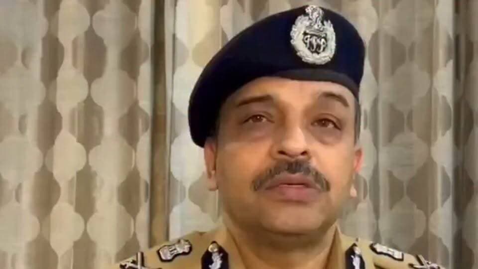 #लखनऊ: ADG लॉ एंड ऑर्डर अमिताभ यश का बड़ा बयान
वाराणसी के रामनगर में ATS और नक्सली कमांडर के बीच मुठभेड़
ATS टीम पर फायरिंग के बाद जवाबी कार्रवाई में नक्सली कमांडर ढेर
मृतक की पहचान नक्सली कमांडर बृजेश गंझू उर्फ गोपाल सिंह भोक्ता के रूप में हुई
प्रतिबंधित नक्सली संगठन TPC का कमांडर था बृजेश गंझू
NIA ने 5 लाख और झारखंड सरकार ने 25 लाख का इनाम घोषित किया था
कई पुलिसकर्मियों की हत्या के मामलों में वांछित था नक्सली कमांडर
ADG अमिताभ यश ने मुठभेड़ को लेकर दी पूरी जानकारी।