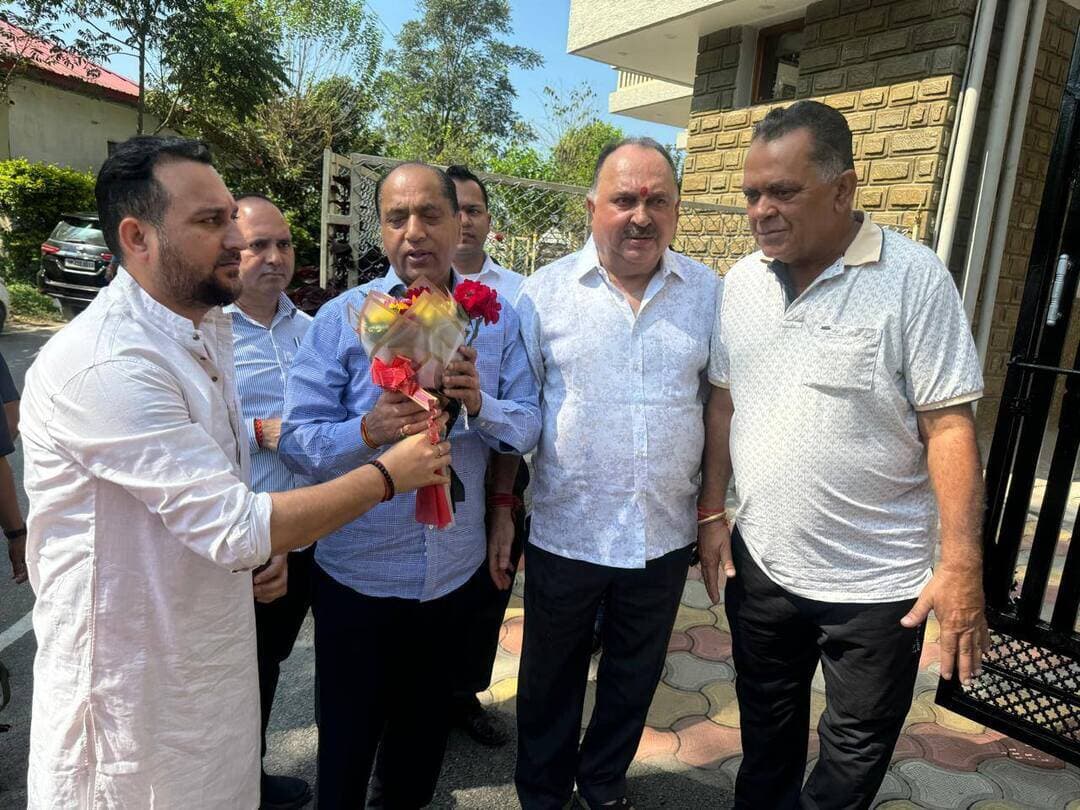 आज हिमाचल प्रदेश के पूर्व मुख्यमंत्री एवं नेता विपक्ष जयराम ठाकुर जी ने गसोता महादेव मंदिर ने शीश नवाया। तत्पश्चात विधायक हमीरपुर सदर आशीष शर्मा के निवास स्थान पधारकर सभी से आत्मीय भेंट की।