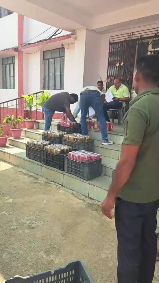जमुई में प्राइवेट एंबुलेंस से भारी मात्रा में केन बीयर बरामद, उत्पाद विभाग की टीम को मिली कामयाबी