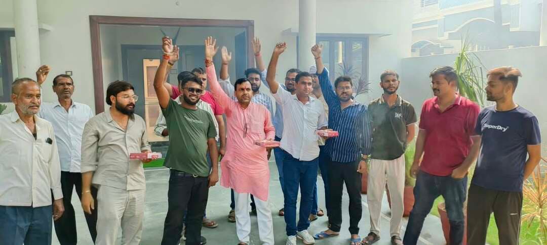 #प्रतापगढ़ --सीओ जियाउल हक हत्याकांड में कुंडा के बाहुबली विधायक व जनसत्ता के राष्ट्रीय अध्यक्ष "राजा भैया" न्यायिक राहत!
राजा भैया के शहर की कोठी पर गूंजा सत्यमेव जयते का नारा,
प्रताप सदन कोठी में फोड़े गए पटाखे और मिठाई खिला कर सीबीआई की न्यायिक राहत का मनाया गया जश्न,
जनसत्ता दल के युवा प्रकोष्ठ जिलाध्यक्ष दिनेश तिवारी के नेतृत्व में मनाया गया जश्न ए सत्य की जीत जश्न,
बहुचर्चित सीओ जियाउल हक हत्या में विशेष सीबीआई अदालत द्वारा सीबीआई की क्लोजर रिपोर्ट स्वीकार किए जाने,
तथा राजा भैया के खिलाफ आगे की कार्यवाही समाप्त किए जाने पर जश्न में डूबे जनसत्ता दल के नेता और कार्यकर्ता,
2 मार्च 2013 को कुंडा के बलीपुर में हुई थी सीओ की हत्या,
#pratapgarh #pratapgarhnews #pratapgarhup72 #Rajabhaiya #RajaBhaiyaYouthBrigade
