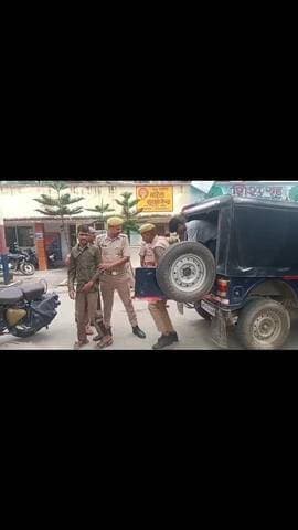 तिलहर में तीन भैंस चोरी के मामले में दो आरोपी गिरफ्तार, बाइक-मोबाइल और नकदी बरामद
शाहजहांपुर के तिलहर थाना क्षेत्र के राईखेड़ा गांव से तीन भैंस चोरी के मामले में पुलिस ने दो आरोपियों को गिरफ्तार किया है। पुलिस के अनुसार अतुल उर्फ आनंद (22) और अमित गुप्ता (23), निवासी सफ्त्यारा थाना कांट, को 19 सितंबर की रात बंथरा रेलवे ब्रिज के पास से पकड़ा गया। आरोपियों के कब्जे से घटना में प्रयुक्त हीरो स्प्लेंडर बाइक, एंड्रॉयड मोबाइल और 8 हजार रुपये बरामद किए गए। पुलिस के मुताबिक 10 सितंबर को सुमन पत्नी स्व. वीरपाल ने तीन भैंस चोरी होने की तहरीर दी थी। पूछताछ में आरोपियों ने 27 अगस्त को भैंस चोरी की बात बताई। पुलिस के अनुसार मामले में अन्य आरोपियों के नाम भी सामने आए हैं, जिनके संबंध में आगे की कानूनी कार्रवाई की जा रही है।
आपका अपना शहर Aapka Apna Shahar