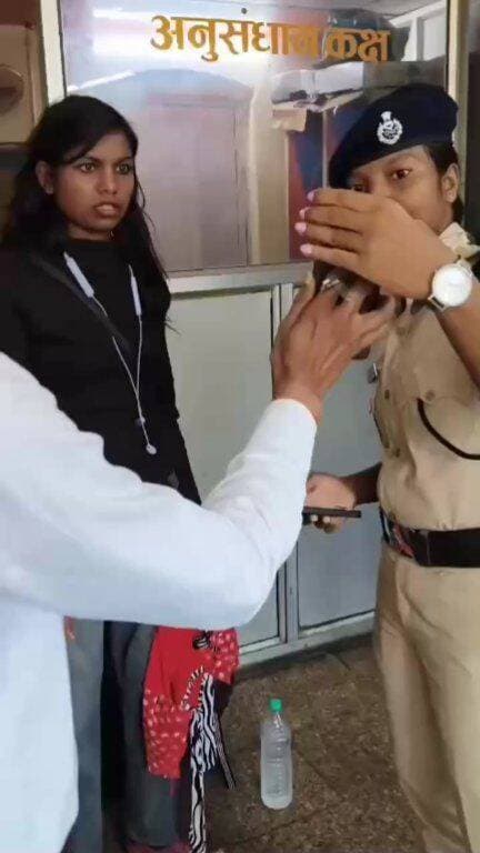 बेरोजगारी में इसे थंधा ही कहते हैं या फिर महिला होने का दूरुपयोग
ट्रेन में महिला द्वारा टीटीई को फंसाने के लिए कैसे घऊ़यंत्र का पर्दफाश
किया।
आपका अपना शहर Aapka Apna Shahar