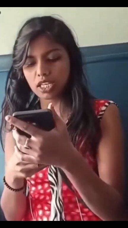 सिकंदराबाद एक्सप्रेस में बिना टिकट यात्रा कर रही राधिका तिवारी नामक महिला ने टीटीई को कपड़े फाड़कर फंसाने की धमकी दी। टीटीई ने पूरी घटना कैमरे में रिकॉर्ड कर ली, जिसके बाद महिला को दिलदारनगर स्टेशन पर उतारकर पूछताछ की गई।
#TrainIncident #TTE #RailwayNews #SikandarabadExpress