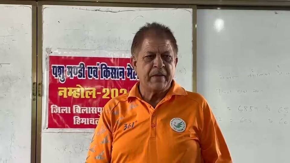 पशु मंडी एवं किसान मेला समिति नम्होल की महत्वपूर्ण बैठक रविवार को मेला मैदान नम्होल में आयोजित की गई। बैठक की अध्यक्षता कार्यकारी अध्यक्ष नंद लाल ठाकुर ने की। बैठक में इस वर्ष आयोजित होने वाले पशु मंडी एवं किसान मेले की तैयारियों और व्यवस्थाओं को लेकर विस्तार से चर्चा की गई।
समिति ने निर्णय लिया कि हर वर्ष की भांति इस वर्ष भी 9, 10 और 11 अक्टूबर 2026 को नम्होल में पशु मंडी एवं किसान मेले का आयोजन किया जाएगा। मेले को सफल बनाने के लिए विभिन्न व्यवस्थाओं को लेकर समिति के पदाधिकारियों और सदस्यों से सुझाव लिए गए।