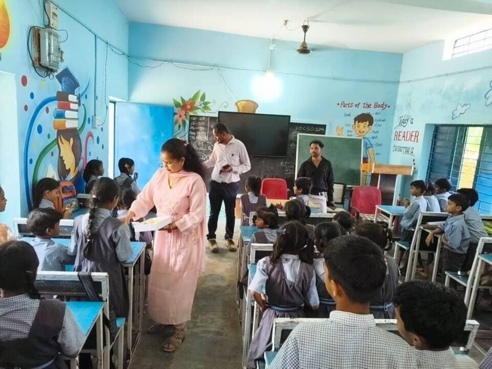 शासकीय उच्च प्राथमिक शाला सरगीपाल पारा की शिक्षिका श्रीमती करुणा ध्रुव ने अपने जन्मदिन को बच्चों के साथ खुशियां बांटकर यादगार बनाया।
उन्होंने परिवार के साथ विद्यालय पहुंचकर विद्यार्थियों के लिए न्योता भोज का आयोजन किया और बच्चों के साथ बैठकर भोजन किया। इस अवसर पर विद्यालय परिसर में फलदार पौधों का रोपण कर विद्यार्थियों को पर्यावरण संरक्षण का संदेश भी दिया।
बच्चों को प्रेरित करते हुए उन्होंने कहा कि जन्मदिन की सबसे बड़ी खुशी तब है, जब हम किसी के चेहरे पर मुस्कान ला सकें।
पौधारोपण, आत्मीयता और न्योता भोज के माध्यम से मनाया गया यह जन्मदिन सेवा, संस्कार और पर्यावरण संरक्षण की सुंदर मिसाल बन गया।
#NyoataBhoj #Kondagaon #ParyavaranSanrakshan #Plantation #School Seva