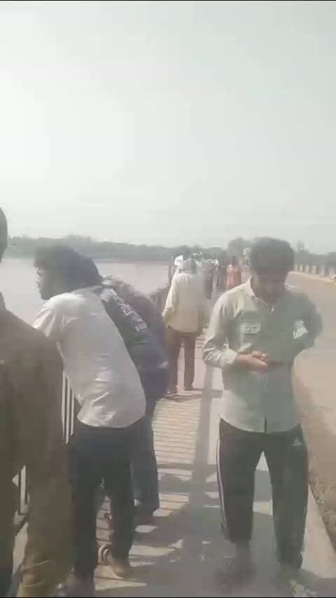 बांगरमऊ में युवक ने नानामऊ घाट से लगाई छलांग, तलाश जारी
उन्नाव। बांगरमऊ कोतवाली क्षेत्र के भिखारीपुर पतसिया गांव में उस समय हड़कंप मच गया, जब 18 वर्षीय युवक ने नानामऊ घाट पहुंचकर गंगा में छलांग लगा दी। घटना के बाद से परिवार में चीख-पुकार मची हुई है। पुलिस और एसडीआरएफ की टीम युवक की तलाश में जुटी है, लेकिन अभी तक उसका कोई सुराग नहीं लग सका है।
भिखारीपुर पतसिया गांव निवासी रईस का 18 वर्षीय बेटा इसरार शनिवार शाम बाइक लेकर घर से निकला था। बताया जा रहा है कि कुछ देर बाद इसरार ने गांव के ही अपने दोस्त विक्की को फोन किया। फोन पर उसने विक्की से कहा कि वह बांगरमऊ के नानामऊ घाट पर आ जाए। साथ ही उसने बाइक, मोबाइल और अपने कपड़े घरवालों को देने की बात कही।
इसरार की बात सुनकर विक्की नानामऊ घाट पहुंचा। बताया जा रहा है कि विक्की के मौके पर पहुंचते ही इसरार ने गंगा में छलांग लगा दी। अचानक हुई घटना से विक्की के होश उड़ गए। उसने मामले की जानकारी परिजनों और पुलिस �