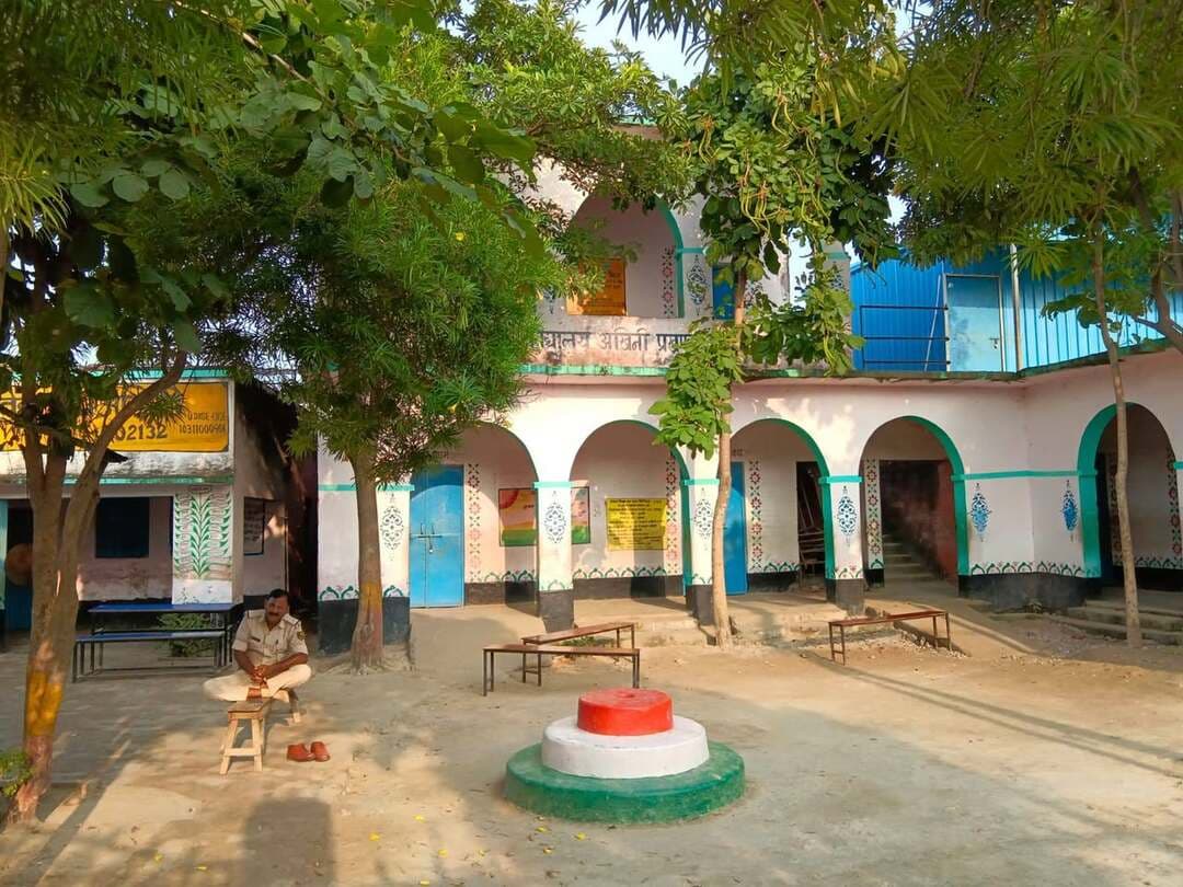 🚨 कैमूर ब्रेकिंग
अखिनी गांव में आधी रात गोलियों की तड़तड़ाहट,हवाई फायरिंग करते भागे बदमाश
अवैध शराब और हथियार की सूचना पर पहुंची नुआंव पुलिस टीम को देखकर बदमाशों ने की फायरिंग।पुलिस की कार्रवाई के बाद वाहन छोड़कर अंधेरे में फरार हुए आरोपी।
मौके से सफारी,तीन बाइक और मारुति कार जब्त। घटना की सूचना पर एसपी शिखर चौधरी ने पहुंचकर घटनास्थल का जायजा लिया। फरार आरोपियों की गिरफ्तारी के लिए छापेमारी जारी।
पुलिस के अनुसार,मामले में कुछ लोगों की गिरफ्तारी भी हुई है और जांच जारी है।पुलिस कई बिंदुओं पर जांच कर रही है।