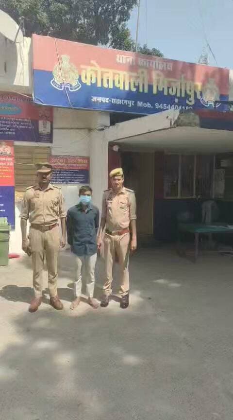 दि सहारनपुर वॉइस/ न्यूज़ 7
सच्चाई के साथ हरदम
👉🏾👉🏾 नाबालिग से दुष्कर्म/छेड़छाड़ के मामले में वांछित आरोपी गिरफ्तार, मिर्जापुर पुलिस ने कासमपुर पुलिया से दबोचा!!
👉🏾👉🏾 FIR दर्ज होने के दो दिन बाद पुलिस की कार्रवाई, BNS और पॉक्सो एक्ट की गंभीर धाराओं में मुकदमा दर्ज!!
मिर्जापुर/सहारनपुर।
थाना मिर्जापुर पुलिस ने नाबालिग के साथ दुष्कर्म, छेड़छाड़ एवं मारपीट के आरोप में दर्ज मुकदमे में वांछित चल रहे आरोपी को गिरफ्तार किया है। पुलिस के अनुसार, पीड़ित पक्ष की ओर से 18 सितंबर 2026 को प्रार्थना पत्र दिया गया था। प्रार्थना पत्र के आधार पर थाना मिर्जापुर में मु0अ0सं0 301/26 दर्ज करते हुए धारा 75(2), 78(2), 64(1), 115(2), 351(3) BNS तथा धारा 3/4 एवं 11/12 पॉक्सो एक्ट के तहत मुकदमा पंजीकृत किया गया।
पुलिस के मुताबिक, वरिष्ठ पुलिस अधीक्षक सहारनपुर के निर्देशन में वांछित आरोपियों की गिरफ्तारी के लिए चलाए जा रहे अभियान के तहत 20 सितंबर 2026 को थाना मिर्जापुर पुलिस ने कार्रवाई की। पुलिस टीम ने पिन्टू पुत्र सुरेश, निवासी ग्राम फतेहउल्लापुर जाटोवाला, थाना मिर्जापुर, सहारनपुर को कासमपुर पुलिया से सुबह करीब 8:40 बजे गिरफ्तार किया।
गिरफ्तार आरोपी के विरुद्ध आवश्यक विधिक कार्रवाई करते हुए उसे नियमानुसार न्यायालय के समक्ष पेश किया जा रहा है। पुलिस के अनुसार, मुकदमे के अलावा आरोपी के विरुद्ध कोई अन्य अभियोग पंजीकृत नहीं है।
गिरफ्तार करने वाली पुलिस टीम:
• थाना प्रभारी विनोद कुमार
• उ0नि0 चरनपाल सिंह
• का0 2255 सोनवीर सिंह
थाना मिर्जापुर, जनपद सहारनपुर
#Saharanpur #MirzapurPolice #SaharanpurPolice #POCSOAct #BNS #CrimeNews #PoliceAction #Arrest #Mirzapur #News7 #SaharanpurNews
