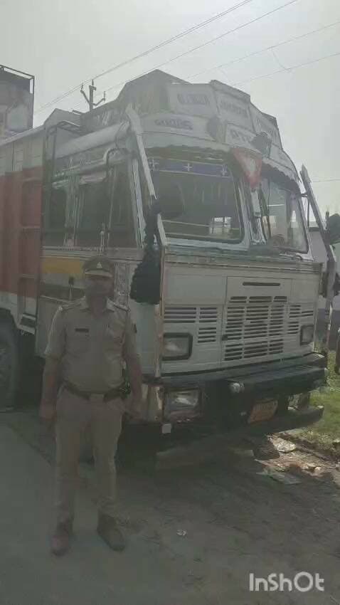 *दि सहारनपुर वॉइस/ न्यूज़ 7*
*सच्चाई के साथ हरदम*
*👉🏾👉🏾 मिर्जापुर पुलिस की अवैध खनन पर बड़ी कार्रवाई, बिना रॉयल्टी खनन सामग्री ले जा रहे 3 डंपर सीज!!*
*👉🏾👉🏾 ओवरलोड, अवैध प्रपत्र और बिना नंबर प्लेट वाले वाहनों पर शिकंजा—संबंधित विभाग को भेजी जा रही रिपोर्ट!!*
*मिर्जापुर/सहारनपुर*
_वरिष्ठ पुलिस अधीक्षक सहारनपुर के निर्देशन में जनपद में अवैध खनन एवं खनन सामग्री के अवैध परिवहन के खिलाफ लगातार अभियान चलाया जा रहा है। इसी क्रम में पुलिस अधीक्षक ग्रामीण एवं क्षेत्राधिकारी बेहट के पर्यवेक्षण तथा थाना प्रभारी मिर्जापुर विनोद कुमार के नेतृत्व में पुलिस टीम ने चेकिंग अभियान चलाकर बड़ी कार्रवाई की।दिनांक 19/20 सितंबर 2026 की रात्रि को थाना मिर्जापुर पुलिस ने गन्देवड़-हथनीकुंड एवं गन्देवड़-बादशाहीबाग मार्ग पर चेकिंग के दौरान बिना रॉयल्टी अवैध रूप से खनन सामग्री का परिवहन करते पाए गए 03 डंपरों को सीज किया। पुलिस के अनुसार वाहनों में ओवरलोडिंग, अवैध प्रपत्र एवं बिना नंबर प्लेट से संबंधित अनियमितताएं भी पाई गईं।पुलिस ने तीनों वाहनों को सीज कर थाना परिसर में खड़ा कराया है। प्रकरण में आवश्यक कार्रवाई के लिए संबंधित विभाग को रिपोर्ट प्रेषित की जा रही है।सीज किए गए वाहन—डंपर संख्या HR 58C 7320- डंपर संख्या UP 14 FT 9494- डंपर संख्या HR 46A 1614- कार्रवाई करने वाली पुलिस टीम—थानाध्यक्ष विनोद कुमार, उ0नि0 अवशेष भाटी, उ0नि0 नरेश कुमार, ता0 1666 पंकज कुमार, का0 2017 चिराग एवं का0 2034 राहुल मोतला शामिल रहे!!_