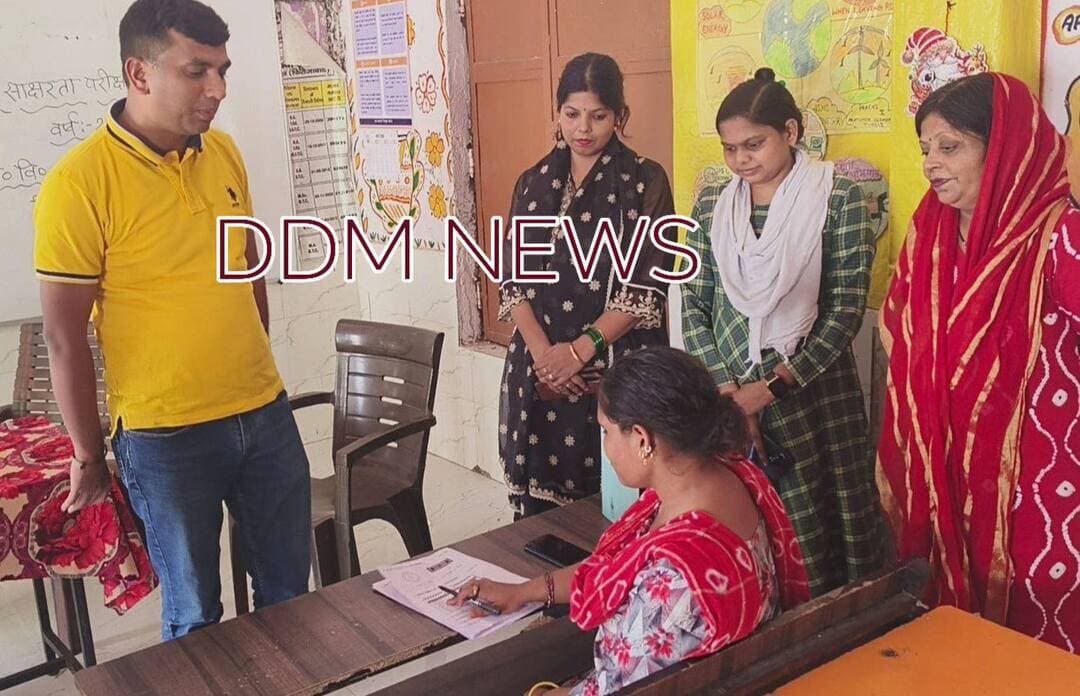 फिरोजाबाद में 5,657 लोगों ने दी साक्षरता परीक्षा! 414 सेंटरों पर हुआ आयोजन
फिरोजाबाद: जिला बेसिक शिक्षा अधिकारी अनिल कुमार द्वारा दी गई जानकारी के अनुसार, जनपद में 'उल्लास नव भारत साक्षरता कार्यक्रम' के तहत 20 सितंबर 2026 को पढ़ाई और गिनती सीखने वाले लोगों की परीक्षा आयोजित की गई। जिले में बनाए गए 414 परीक्षा केंद्रों पर कुल 6,764 पंजीकृत निरक्षर व प्रौढ़ शिक्षार्थियों में से 5,657 लोगों ने उपस्थित होकर अपना इम्तिहान दिया।
#FirozabadNews #LiteracyExam #Firozabad #UPNews #BasicShiksha #EducationNews #BreakingNews