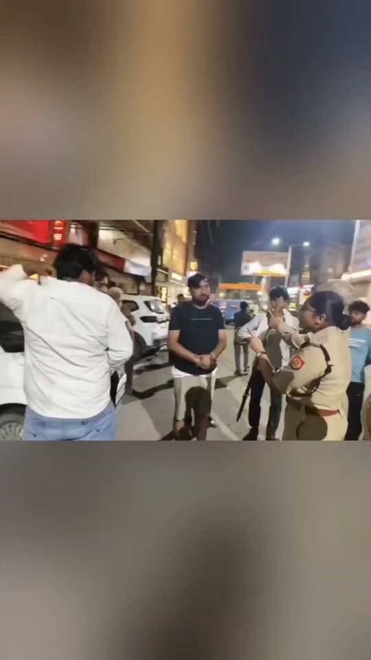 अलीगढ़ में रेड मारने पहुंचीं ASP सृष्टि जैन पर शराबियों का हमला, डंडे चलाने का आरोप!
अलीगढ़: शराब पार्टी की सूचना पर छापेमारी करने पहुंचीं एएसपी सृष्टि जैन पर शराबियों द्वारा डंडों से हमला करने की घटना सामने आई है। इस संबंध में खुद महिला अधिकारी ने बयान जारी कर पूरी घटना की पुष्टि की है। माना जा रहा है कि पुलिस बल की कम मौजूदगी का फायदा उठाते हुए शराबियों ने दुस्साहस किया और पुलिस टीम पर हमला कर दिया। घटना के बाद पुलिस प्रशासन अलर्ट हो गया है और मामले में संलिप्त अराजक तत्वों की पहचान कर उनके खिलाफ सख्त कानूनी कार्रवाई की जा रही है।
#AligarhNews #UPPolice #CrimeNews #Aligarh #UPNews #BreakingNews #PoliceAction