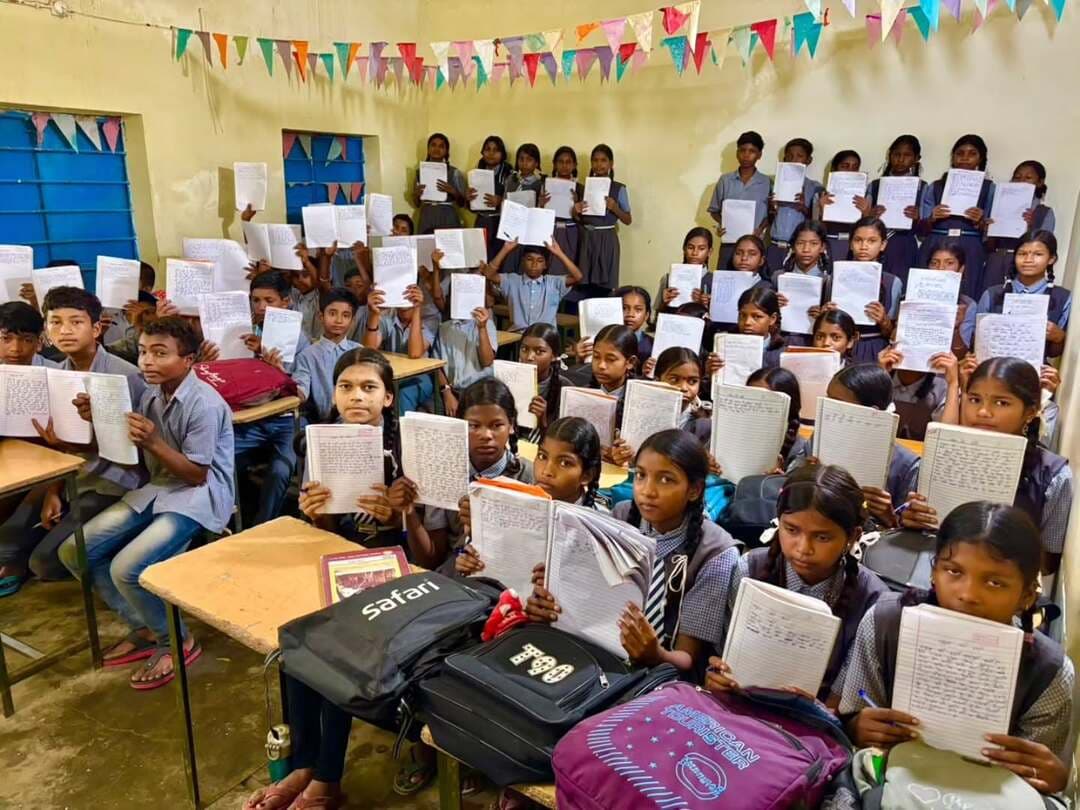 स्कूल की घंटी, बच्चों के अनुभव और कल्पनाओं की कहानी
सेवा संकल्प अभियान के तहत विकासखण्ड रामानुजनगर के विद्यालयों में बैगलेस डे पर ‘स्कूल की घंटी’ विषय पर रचनात्मक लेखन गतिविधि आयोजित की गई। विद्यार्थियों ने अपने अनुभवों, यादों और भावनाओं को शब्दों में पिरोकर अपनी रचनात्मक प्रतिभा का परिचय दिया।
#सेवा_संकल्प_अभियान #SevaSankalpAbhiyan #SevaSankalp #JanSeva #JanBhagidari
@chhattisgarhcmo
@dpr.chhattisgarh @rena_jamil_ias