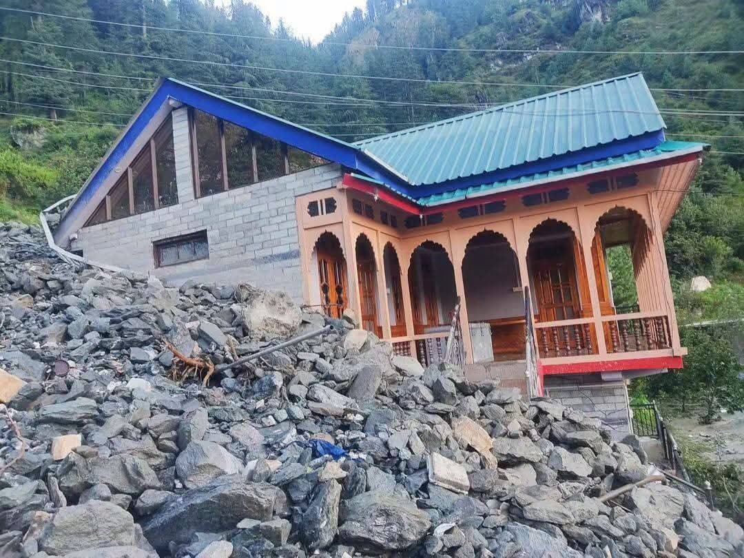 सैंज घाटी की ग्राम पंचायत रैला । के पालचरा गांव में NHPC की जल विद्युत परियोजना की भूमिगत एडिट (Adit) सुरंग से हुए जल रिसाव के कारण भूस्खलन होने तथा इसकी चपेट में आने से दो मकानों सहित अन्य भवनों को नुकसान पहुंचने का दुःखद समाचार प्राप्त हुआ है।