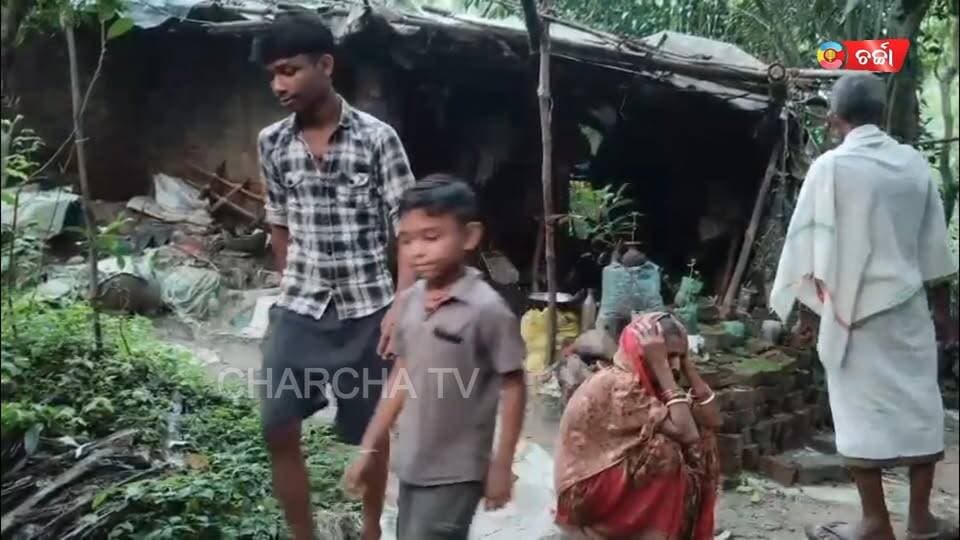 #ଘର_ପାଖରେ_ଥିବା_ମୁଢି_ଭଜା_ମେସିନକୁ_ବିରୋଧ_କରିବାରୁ_ମହିଳାଙ୍କୁ_ଆକ୍ରମଣ
#ନ୍ୟାୟ_ପାଇଁ_ଥାନାରେ_ଦ୍ୱାରସ୍ଥ_ହେଲେ_ମହିଳା_ପୋଲିସର_ତଦନ୍ତ_ଜାରି
ର୍ଘ ୮ ବର୍ଷ ହେବ ଏକ ମୁଢି ଭଜା ମେସିନ ବସାଇ ମୁଢି ଭାଜି ଆସୁଛନ୍ତି ତେବେ ଏଥିରେ ଜାଳେଣି ପାଇଁ ବ୍ୟବହାର କରାଯାଉଥିବା କାଜୁ ବାଦାମ ଚୋପା ଗନ୍ଧରେ ତପନ ପରିବାର ସଦସ୍ୟମାନେ ଅତିଷ୍ଠ ହୋଇ ପଡିଲେଣି, ଏଥିରେ ବାହାରୁଥିବା କଳା ଧୂଆଁ ଯୋଗୁଁ ନିଶ୍ୱାସ ପ୍ରଶ୍ୱାସ ନେବାରେ କଷ୍ଟ ହେଉଛି, ଧୂଆଁ ଗୁଣ୍ଡ ଆସି ଘର ଭିତରେ ପଶୁଛି ଏପରିକି ଖାଦ୍ୟରେ ମିଶୁଛି ଯାହା ଫଳରେ ପରିବାରର ଛୋଟ ଛୋଟ ପିଲା ବୁଢ଼ା ବାପା ମା ବିଭିନ୍ନ ପ୍ରକାର ରୋଗରେ ପଡୁଛନ୍ତି। ସବୁଠାରୁ ବଡ଼ କଥା ହେଲା ପ୍ରଶାନ୍ତ କାମିଳା ପ୍ରତେକ ଦିନ ବିଳମ୍ବିତ ରାତିରୁ ମୁଢି ଭଜା କାମ କରୁଥିବାରୁ ଜେନେରେଟର ଶବ୍ଦ ଓ ଧୂଆଁ ଯୋଗୁଁ ପରିବାର ଲୋକ ଶୋଇ ପାରୁନାହାନ୍ତି। ଏନେଇ ତପନର ପରିବାର ପକ୍ଷରୁ ବାରମ୍ବାର ପ୍ରଶାନ୍ତଙ୍କୁ ଜଣାଇ ଥିଲେ ମଧ୍ୟ କୌଣସି ସୁଫଳ ମିଳି ପାରି ନାହିଁ, ତେବେ ଗତ ଶନିବାର ଦିନ ପାଖାପାଖି ୯ଟା ସମୟରେ ତପନର ସ୍ତ୍ରୀ ଦୀପ୍ତିମୟୀ ଏହାକୁ ବିରୋଧ କରିବାରୁ ପ୍ରଶାନ୍ତ ଦୀପ୍ତିମୟୀକୁ ବିଭନ୍ନ ଅସଭ୍ୟ ଭାଷାରେ ଗାଳି ଗୁଲଜ କରିବା ସହ ଆକ୍ରମଣ କରି ଥିଲେ , ଏହି ଆକ୍ରମଣରେ ଦିପ୍ତିମୟୀ ତଳେ ପଡି ଯାଇଥିଲେ ଏହାର ସୁଯୋଗ ନେଇ ପ୍ରଶାନ୍ତ ତାଙ୍କୁ ନିସ୍ତୁକ ମାଡ଼ ମାରିବା ସହ ଟଣା ଅଟରା କରିଥିଲେ ପ୍ରଶାନ୍ତଙ୍କ ସ୍ତ୍ରୀ ପ୍ରଭାତି ଦୀପ୍ତିମୟିଙ୍କୁ ମାଡି ବସିବା ସହ ତାକୁ ଜୀବନରୁ ମାରିଦେବାକୁ ସ୍ୱାମୀକୁ କହୁଥିଲେ, ପ୍ରଶାନ୍ତ ଘରେ ଥିବା ଏକ ତେଲେଙ୍ଗା କଟୁରୀ ଆଣି ଦିପ୍ତିମୟୀ ଉପରକୁ ଆକ୍ରମଣ କରୁଥିଲା ବେଳେ ସ୍ୱାମୀ ତପନ ଦିପ୍ତିମୟୀକୁ ଟାଣି ଆଣିଥିଲେ ଫଳରେ ଦିପ୍ତିମୟୀ ବଞ୍ଚି ଯାଇଥିଲେ।
#crimenews #charchatv #BreakingNews #LatestNews #NewsUpdate #police
#nvestigation