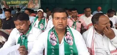 झारखंड में खान एवं खनिज संशोधन बिल के विरोध में झामुमो का धरना
हजारीबाग : झारखंड मुक्ति मोर्चा (झामुमो) के आह्वान पर शनिवार को खान एवं खनिज (विकास एवं विनियमन) संशोधन अधिनियम 2026 के विरोध में जिले के सभी प्रखंड मुख्यालयों में एक दिवसीय धरना-प्रदर्शन आयोजित किया गया। इस राज्यव्यापी आंदोलन के तहत केंद्र सरकार द्वारा लाए गए संशोधित कानून के खिलाफ विरोध दर्ज कराया गया। सदर प्रखंड सह अंचल कार्यालय परिसर में भी धरना कार्यक्रम आयोजित हुआ, जिसकी अध्यक्षता नगर संयोजक नवीन प्रकाश ने की और संचालन वरिष्ठ झामुमो नेता निसार अहमद ने किया। मुख्य अतिथि जिला प्रवक्ता कुणाल यादव और महिला नेत्री श्वेता दूबे उपस्थित रहीं।
धरना को संबोधित करते हुए कुणाल यादव ने कहा कि यह संशोधन अधिनियम झारखंड जैसे खनिज संपदा संपन्न राज्यों के अधिकारों को कमजोर करने का प्रयास है। उन्होंने बताया कि राज्य की कोयला, लौह अयस्क और अन्य खनिज पूरे देश के औद्योगिक विकास में मह