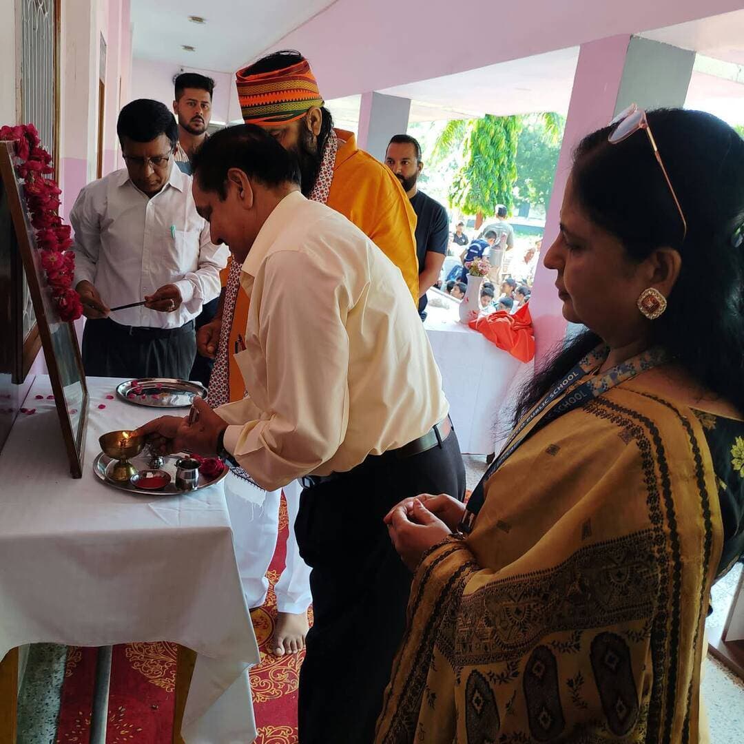 70वीं जिला स्तरीय 14 वर्ष छात्र-छात्रा बैडमिंटन प्रतियोगिता का शुभारंभ
महेश कुमार बिड़ला मीडिया प्रभारी मांडल भीलवाड़ा
भीलवाड़ा। 70वीं जिला स्तरीय 14 वर्ष छात्र-छात्रा बैडमिंटन प्रतियोगिता का शुभारंभ 20 सितंबर 2026 को प्रातः 8:30 बजे द एजुकेशियो पब्लिक स्कूल, पालड़ी रोड, भीलवाड़ा में हुआ। प्रतियोगिता का आयोजन 20 सितंबर से 23 सितंबर 2026 तक किया जा रहा है।
उद्घाटन समारोह में मुख्य अतिथि मांडल विधायक उदयलाल भड़ाणा रहे। कार्यक्रम में भीलवाड़ा बैडमिंटन संघ के अतिरिक्त सचिव भूपेंद्र सिंह , पालड़ी के प्रधानाचार्य राजेश पारीक, विद्यालय की प्रधानाचार्य शशि सारस्वत एवं निदेशक जी.के. पांडे सहित अनेक गणमान्यजन उपस्थित रहे।
प्रतियोगिता के संयोजक राजेंद्र काबरा हैं। प्रतियोगिता में राजेंद्र काबरा, चंद्रशेखर पारीक, वैभव झंवर, दिनेश शर्मा, संगीता बैरागी, अर्चना नरुका एवं शालिनी जोशी निर्णायक की भूमिका निभा रहे हैं।
प्रतियोगिता में विभिन्न विद्यालयों की टीमों के बीच रोमांचक मुकाबले देखने को मिल रहे हैं। इसी क्रम में हुए मुकाबले में सोमिल स्कूल ने एस टेक स्कूल को हराकर जीत दर्ज की। खिलाड़ियों ने शानदार खेल का प्रदर्शन करते हुए खेल भावना का परिचय दिया।
इस अवसर पर अतिथियों ने खिलाड़ियों का उत्साहवर्धन करते हुए कहा कि खेल विद्यार्थियों के शारीरिक एवं मानसिक विकास के साथ-साथ उनमें अनुशासन, आत्मविश्वास, नेतृत्व क्षमता और टीम भावना का विकास करते हैं।
आयोजकों ने सभी खिलाड़ियों, प्रशिक्षकों एवं खेलप्रेमियों का हार्दिक स्वागत एवं अभिनंदन करते हुए प्रतियोगिता में भाग लेने वाले सभी खिलाड़ियों को शुभकामनाएं दीं।