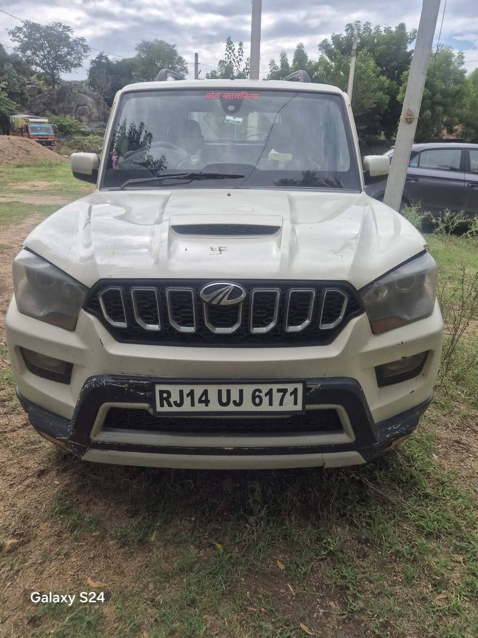 बनेड़ा पुलिस की बड़ी कार्रवाई मामा गैंग का पर्दाफाश
शाहपुरा (भीलवाड़ा)-राजेन्द्र खटीक।
बनेड़ा-1 करोड़ रुपये के 765 केवी हाई-टेंशन तार चोरी करने वाली कुख्यात अंतरराज्यीय 'मामा गैंग' का पर्दाफाश; सीकर जिले के 7 शातिर आरोपी गिरफ्तार, वारदात में प्रयुक्त स्कॉर्पियो व बोलेरो पिकअप जप्त।
सावधानी और सतर्कता का नतीजा: बनेड़ा थाना पुलिस ने तकनीकी अनुसंधान और मुखबिर तंत्र की मदद से अंतरराज्यीय गिरोह के शातिर नकबजनों को दबोचा। पावर ग्रिड में काम करने का अनुभव रखने वाले शातिर चढ़ते थे टावर पर और काटते थे लाखों के तार।
बनेड़ा क्षेत्र में बड़ी सफलता थानाधिकारी ओमप्रकाश कासनियां व विशेष टीम की सराहनीय कार्रवाई: ब्यावर-मंदसौर हाई ट्रांसमिशन लाइन से तार चोरी करने वाले 7 आरोपी गिरफ्तार, पूछताछ में अन्य वारदातों के खुलासे की उम्मीद।