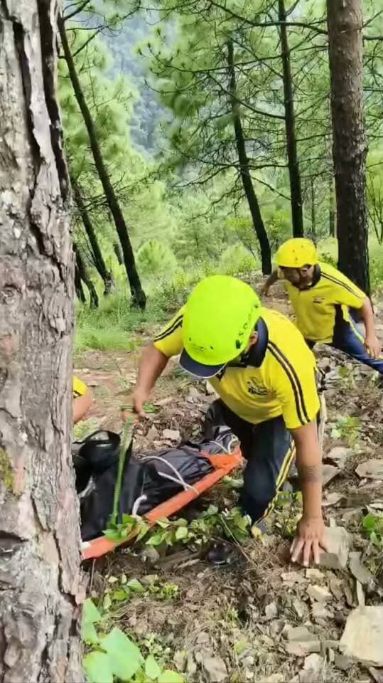 🚨पिथौरागढ़ में दर्दनाक हादसा
पिथौरागढ़ के पलेटा, कनालीछीना के पास एक पिकअप वाहन करीब 250 मीटर गहरी खाई में गिर गया। हादसे में वाहन सवार 32 वर्षीय दीपक चंद्र की मौके पर ही मौत हो गई।
सूचना पर SDRF पोस्ट पिथौरागढ़ की टीम घटनास्थल पहुंची। जवानों ने रोप और स्ट्रेचर की मदद से दुर्गम खाई में उतरकर शव को सुरक्षित बाहर निकाला और रोड हेड तक पहुंचाया।
शव को आवश्यक कार्रवाई के लिए जिला पुलिस के सुपुर्द कर दिया गया।
मृतक का विवरण
दीपक चंद्र पुत्र श्री जगदीश चंद्र
उम्र 32 वर्ष
निवासी - थरकुला
पोस्ट ऑफिस - खटीमा
जनपद - उधम सिंह नगर