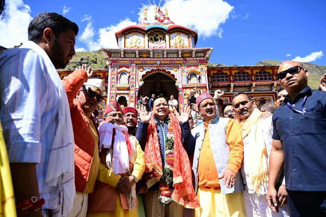 🚨बदरीनाथ धाम पहुंचे सीएम धामी, पूजा-अर्चना कर लिया मास्टर प्लान का जायजा
बदरीनाथ। मुख्यमंत्री पुष्कर सिंह धामी ने रविवार को श्री बदरीनाथ धाम पहुंचकर भगवान बदरीविशाल के दर्शन किए और विधिवत पूजा-अर्चना कर प्रदेश की सुख-समृद्धि एवं खुशहाली की कामना की।
इसके बाद सीएम धामी ने बदरीनाथ मास्टर प्लान के तहत चल रहे निर्माण एवं विकास कार्यों का स्थलीय निरीक्षण किया। उन्होंने आस्था पथ समेत विभिन्न कार्यों की प्रगति जानी और अधिकारियों को निर्माण कार्य गुणवत्तापूर्ण एवं समयबद्ध तरीके से पूरा करने के निर्देश दिए। साथ ही श्रद्धालुओं की सुविधा और धाम की धार्मिक एवं पारंपरिक गरिमा का विशेष ध्यान रखने को कहा।
मुख्यमंत्री ने ‘बदरीनाथ धाम कथा महोत्सव’ में भी प्रतिभाग किया। कार्यक्रम में 150 से अधिक संत-साध्वी और 1200 से अधिक श्रद्धालु शामिल हुए। सीएम ने कहा कि बदरीनाथ धाम देश की सनातन आध्यात्मिक विरासत का प्रमुख केंद्र है और इसके विकास के साथ इसकी धार्मिक एवं सांस्कृतिक पहचान को बनाए रखना सरकार की प्राथमिकता है।