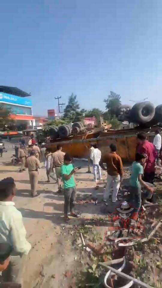 🚨#Breaking देहरादून के मोहब्बेवाला में भीषण सड़क हादसा, ट्रक पलटने से 2 की मौत की सूचना
देहरादून के मोहब्बेवाला क्षेत्र में एक ट्रक के पलटने से बड़ा सड़क हादसा हो गया। हादसे में 2 लोगों की मौत की सूचना है, जबकि 2 अन्य लोगों के घायल होने की जानकारी सामने आई है। घायलों को उपचार के लिए अस्पताल भेजे जाने की सूचना है। हादसे के कारणों की जानकारी जुटाई जा रही है।