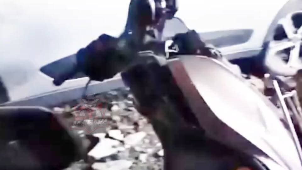 🚨देहरादून: चकराता रोड पर अचानक गिरा बिल्डिंग का छज्जा, कार और स्कूटी क्षतिग्रस्त
देहरादून के चकराता रोड स्थित कैपरी सेंटर के सामने एक बिल्डिंग का छज्जा अचानक भरभराकर नीचे गिर गया। छज्जे का मलबा सड़क किनारे खड़ी एक कार और स्कूटी पर जा गिरा, जिससे दोनों वाहन क्षतिग्रस्त हो गए।
गनीमत रही कि घटना के वक्त छज्जे के नीचे कोई व्यक्ति मौजूद नहीं था। ऐसे में हादसे में किसी के घायल होने की सूचना नहीं है। छज्जा गिरने के बाद मौके पर लोगों की भीड़ जमा हो गई।
फिलहाल छज्जा गिरने के कारणों और हुए नुकसान का आधिकारिक आकलन सामने नहीं आया है। स्थानीय स्तर पर जर्जर भवनों के आसपास सावधानी बरतने की अपील की गई है।