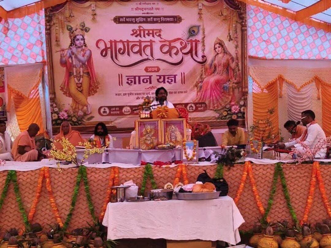 #भरतपुर। उच्चैन के कुरका गांव में आयोजित श्रीमद्भागवत कथा के तीसरे दिन शनिवार को श्रद्धालुओं का जनसैलाब उमड़ पड़ा। आसपास के कई गांवों से आए हजारों श्रद्धालुओं की उपस्थिति से पूरा क्षेत्र भक्तिमय माहौल में सराबोर नजर आया। कथा की शुरुआत से पूर्व यजमान परीक्षित प्रेम सिंह चौधरी एवं इंदिरा चौधरी ने परिजनों संग श्रीमद्भागवत पुराण और बिहारी जी महाराज की आरती उतारी। कथा व्यास ने पौराणिक प्रसंगों के माध्यम से जीवन मूल्यों और धर्म के मर्म को समझाते हुए कहा कि गुरु की महिमा, माता-पिता व बुजुर्गों की सेवा और असहायों की मदद ही मानव जीवन का सबसे बड़ा धर्म है। कथा व्यास ने श्रद्धालुओं को भगवान के नाम जाप, परोपकार, गौ सेवा और मानव सेवा को जीवन का हिस्सा बनाने का संदेश दिया। साथ ही उन्होंने किसी की निंदा करने या किसी को दुख पहुँचाने से बचने की सीख दी। कथा के दौरान मधुर भजनों और धार्मिक भजनों पर श्रद्धालु भक्ति में लीन होकर झूमते दिखे। विशाल जनसमूह की मौजूदगी से कुरका गांव में पूरे दिन उत्सव जैसा माहौल बना रहा।
