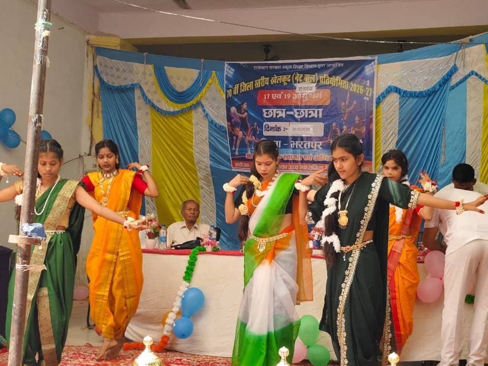 #भरतपुर। बयाना कस्बे के राजकीय बालिका उच्च माध्यमिक स्कूल में रविवार को 70वीं जिला स्तरीय खेलकूद प्रतियोगिता का रंगारंग शुभारंभ हुआ। इस प्रतियोगिता में नेटबॉल और शतरंज खेल के तहत 17 व 19 वर्ष आयु वर्ग के छात्र-छात्राएं हिस्सा ले रहे हैं। कार्यक्रम का विधिवत उद्घाटन मुख्य अतिथि तहसीलदार नीतेश कुमार गोयल ने खेल ध्वज फहराकर और खिलाड़ियों की मार्चपास्ट की सलामी लेकर किया। समारोह की अध्यक्षता स्कूल के प्रधानाचार्य एवं प्रतियोगिता संयोजक संजय कुमार ने की, जबकि सेवानिवृत्त बीईईओ रामभरोसी गुर्जर विशिष्ट अतिथि के रूप में मौजूद रहे। अतिथियों ने खिलाड़ियों से परिचय प्राप्त कर उनका उत्साहवर्धन किया और उन्हें खेल भावना, अनुशासन व टीम वर्क के साथ अपना उत्कृष्ट प्रदर्शन करने के लिए प्रेरित किया। प्रतियोगिता संयोजक संजय कुमार ने बताया कि इस जिला स्तरीय आयोजन में नेटबॉल की 40 और शतरंज की 25 टीमें भाग ले रही हैं, जिन्हें लेकर खिलाड़ियों में खासा उत्साह देखने को मिल रहा है। इस दौरान मुख्य निर्णायक प्रहलाद शर्मा, बबिता जैन, अनिल शर्मा, अखिलेश शर्मा, गिरधर सिंह, यशपाल चौधरी, योगेश सहारिया, पुरुषोत्तम, लक्ष्मीनारायण सहित निर्णायक मंडल के सदस्य, विद्यालय स्टाफ और स्थानीय गणमान्य नागरिक उपस्थित रहे।